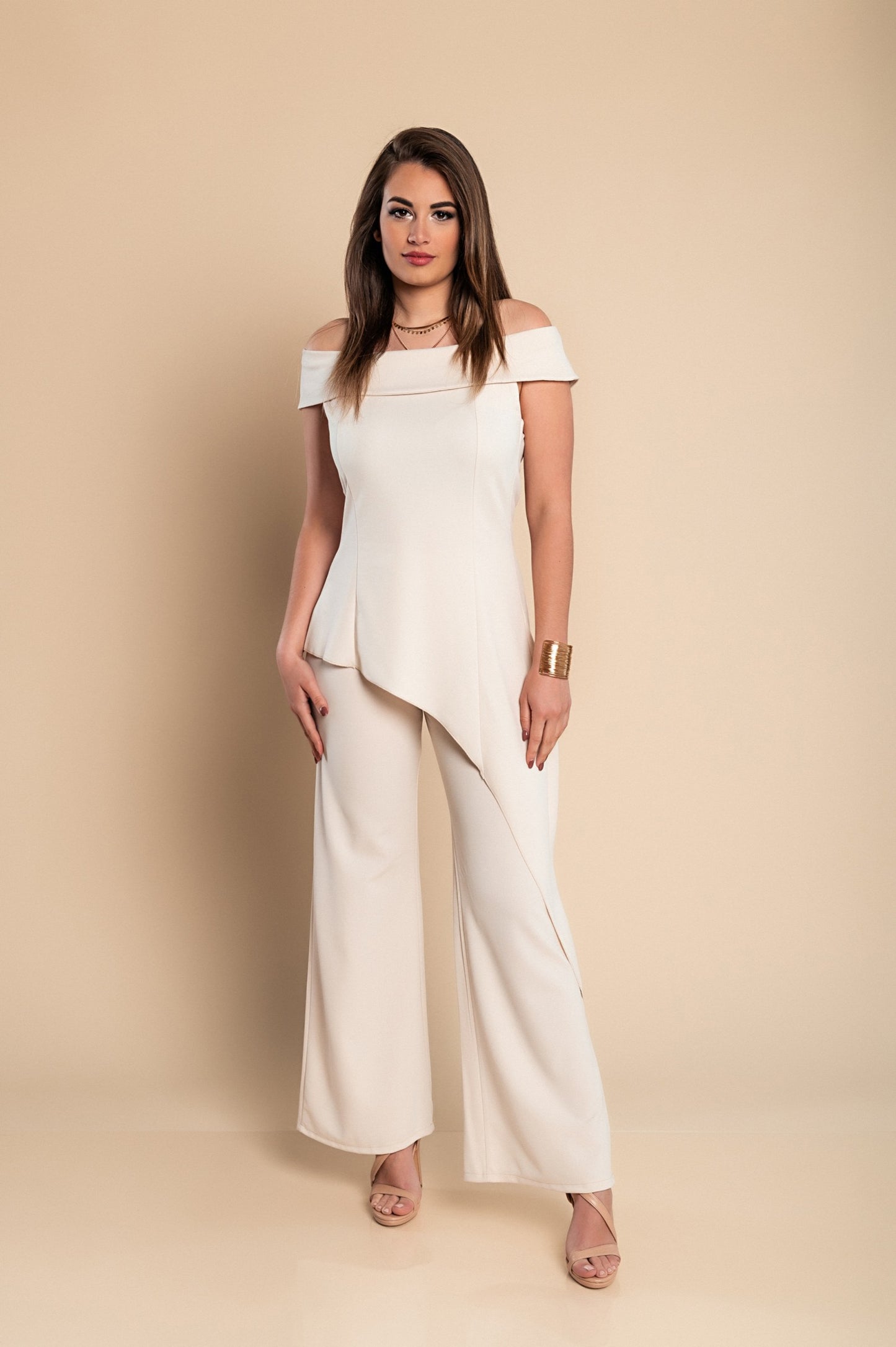 Elegante set composto da top e pantaloni asimmetrici, beige