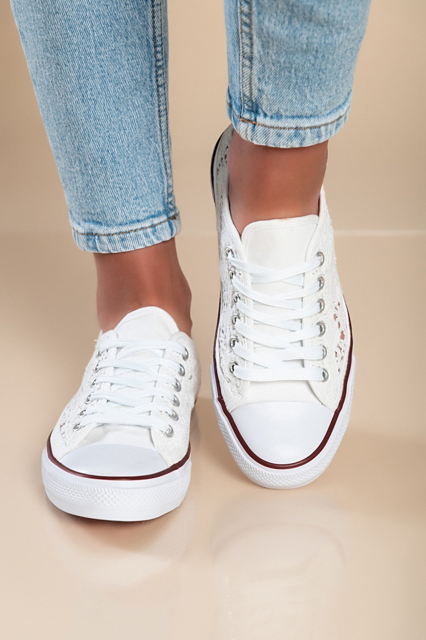Sneakers alla moda con tomaia in pizzo, colore bianco