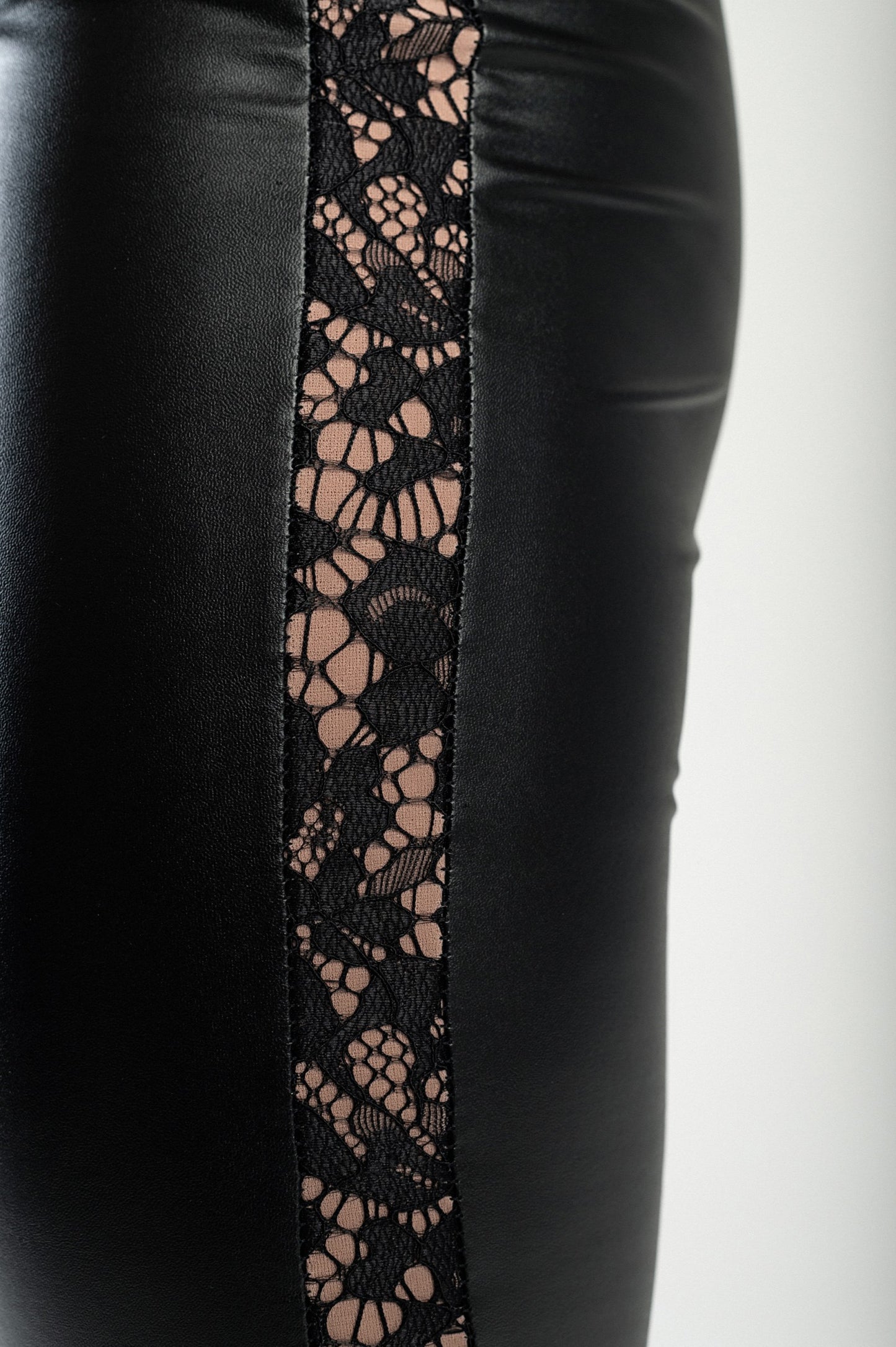 Eleganti leggings in ecopelle con pizzo Margaretta, nero