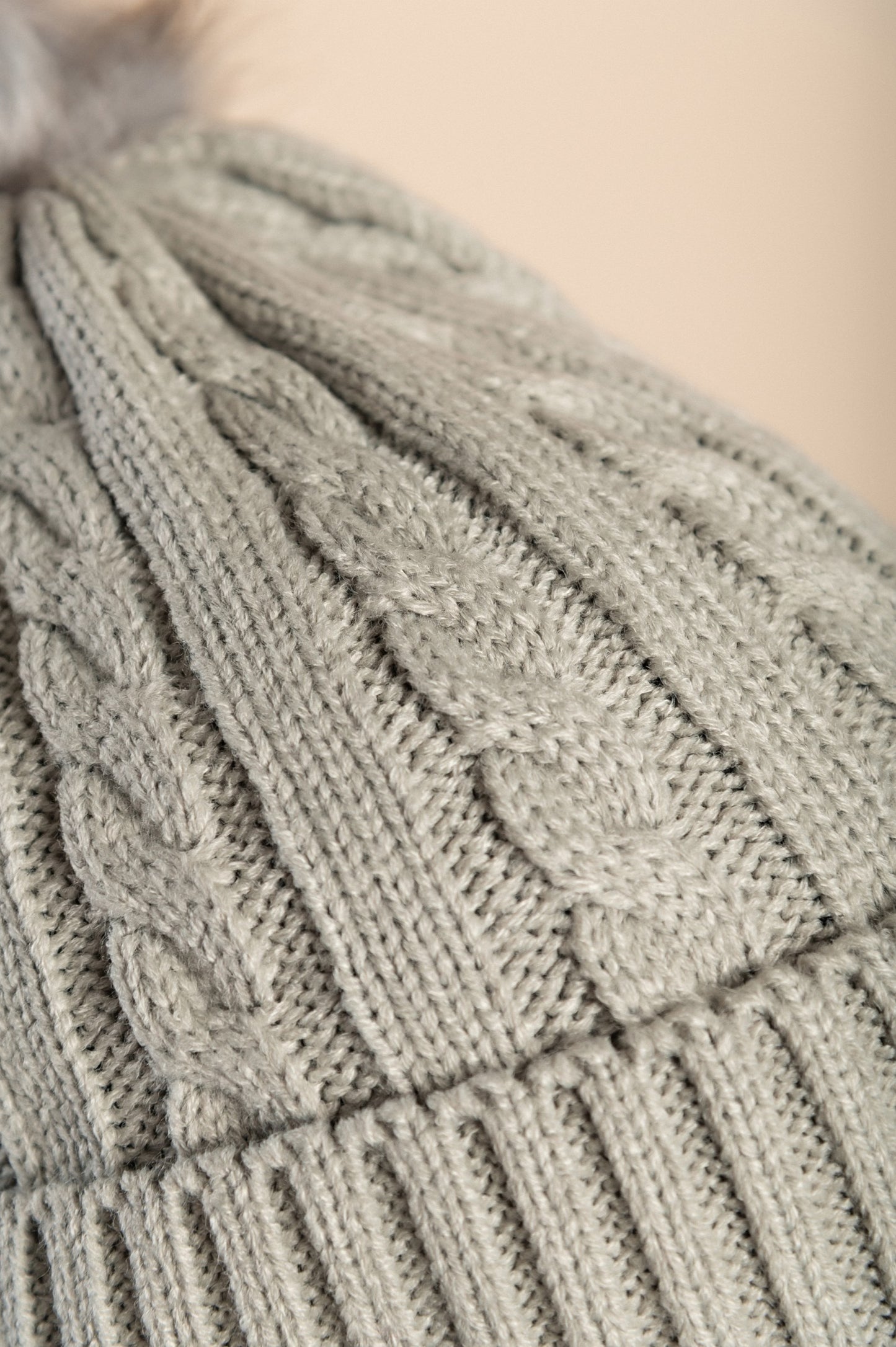 Cappello lavorato a maglia con pompon, grigio chiaro
