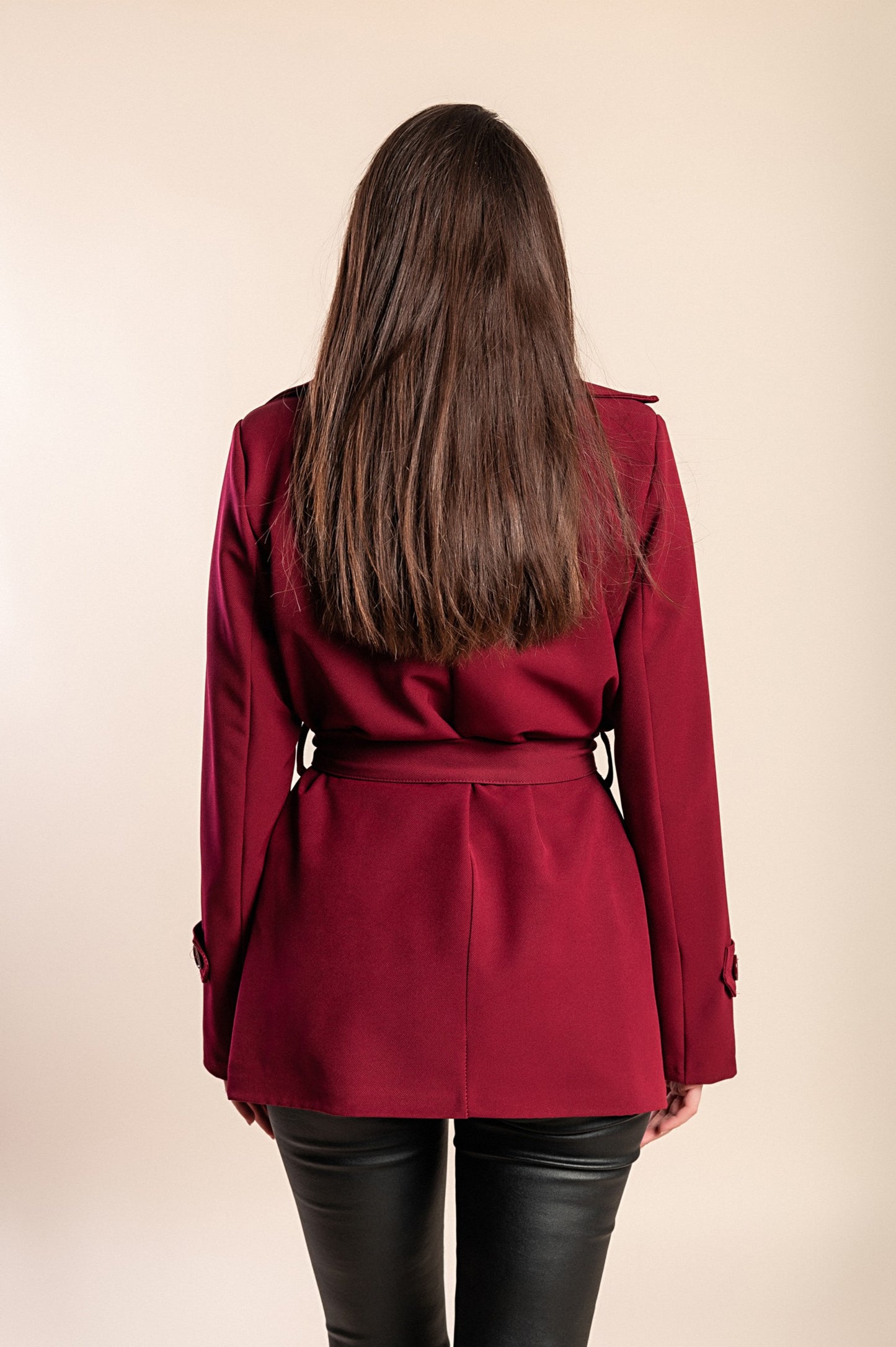 Elegante trench corto con bottoni, bordeaux
