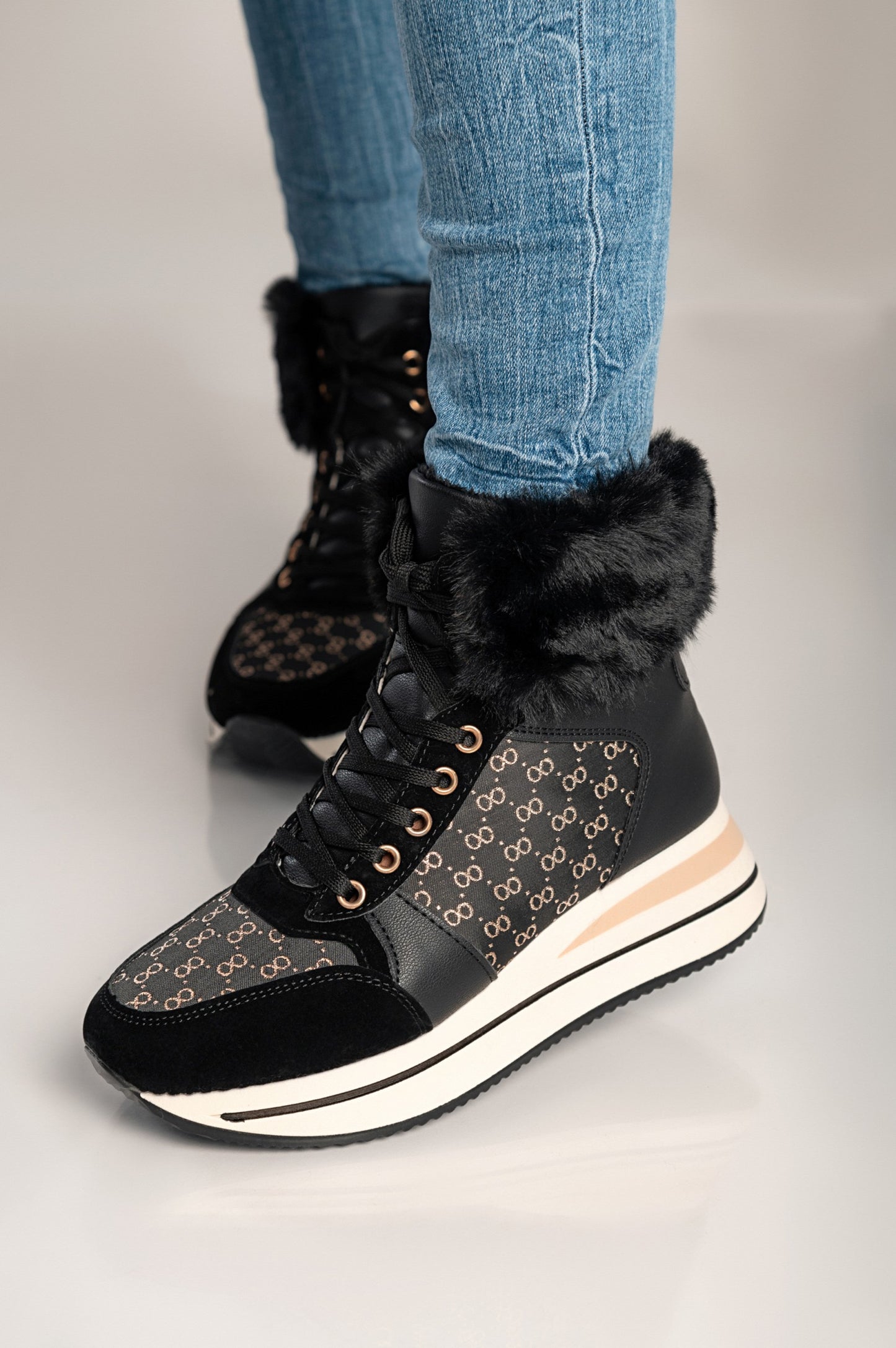 Sneaker fashion realizzata in similpelle e tessuto Alreya, nera