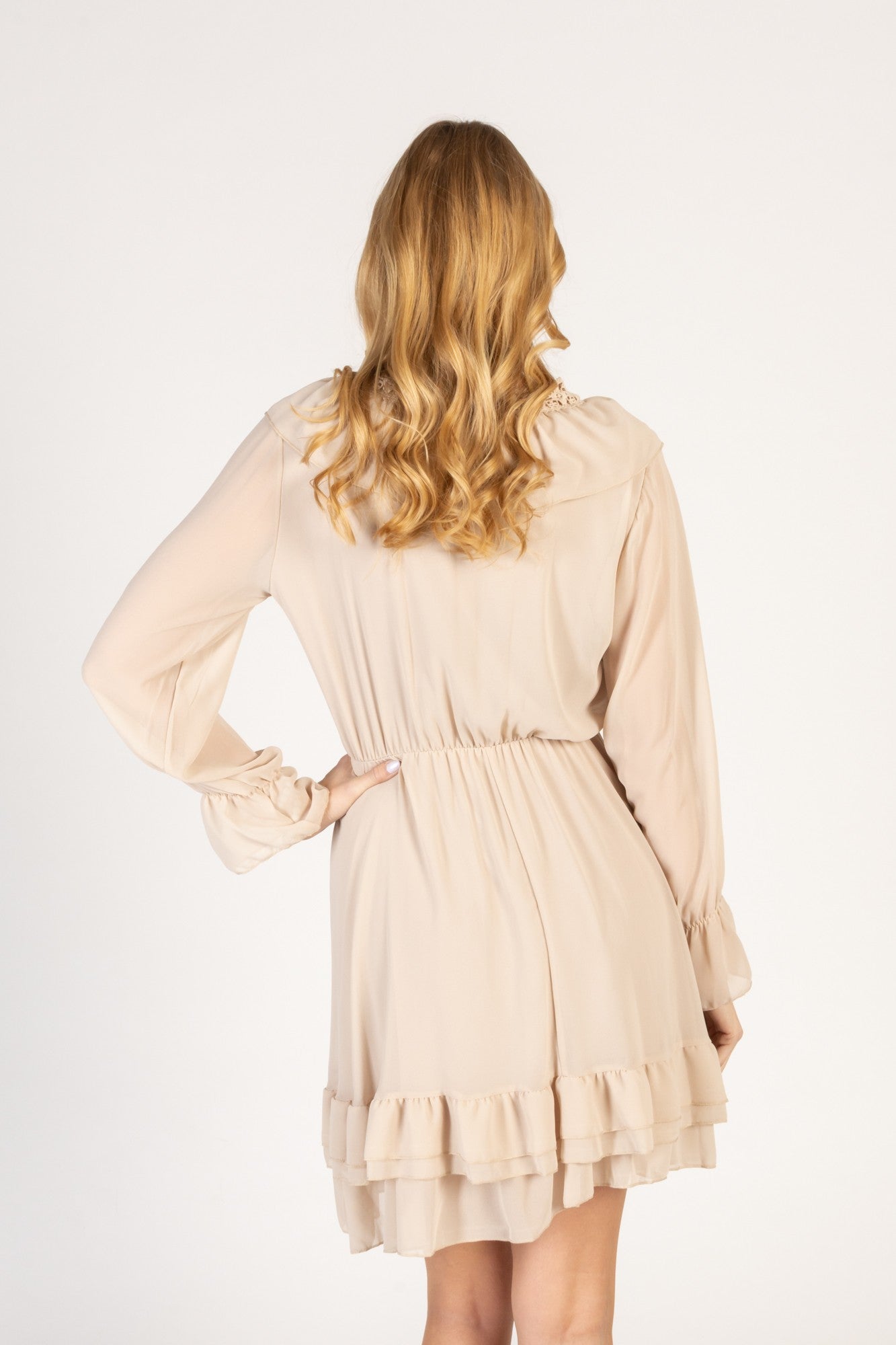 ELEGANTE ABITO CON SCOLLO A "V" , PIZZO E DETTAGLIO VOLANT CLEMENTINA, BEIGE