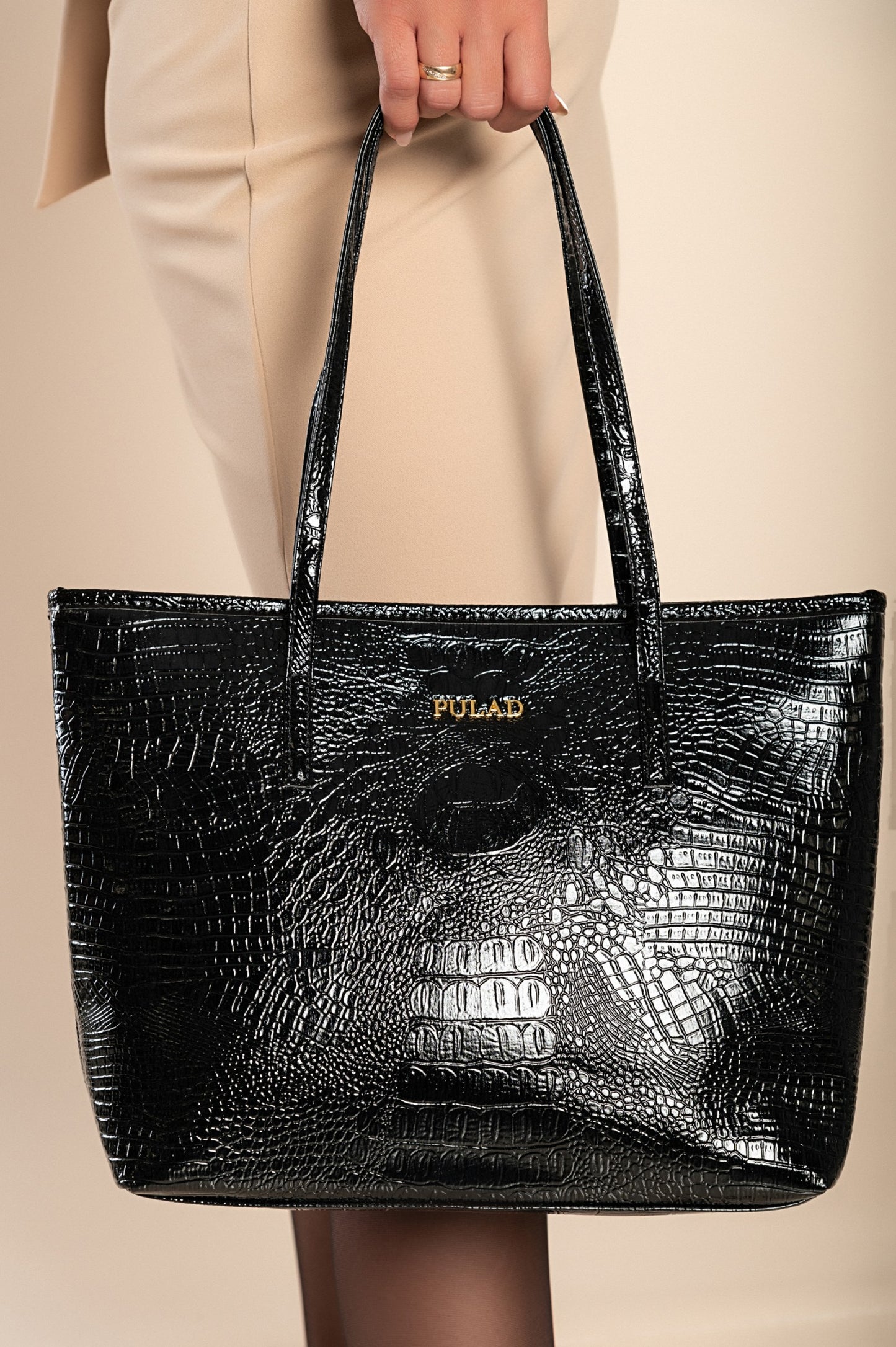 Borsa a mano grande fantasia coccodrillo, nera