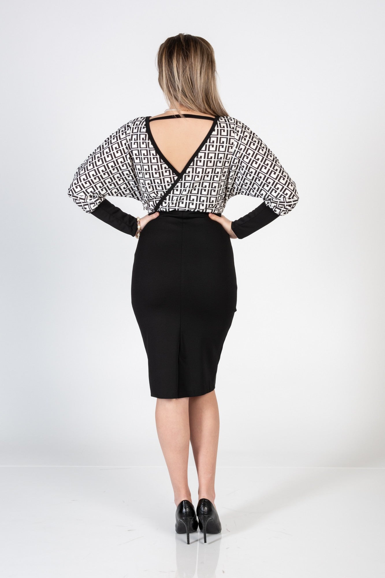 Elegante abito midi con stampa geometrica e scollo incrociato Sonda, nero