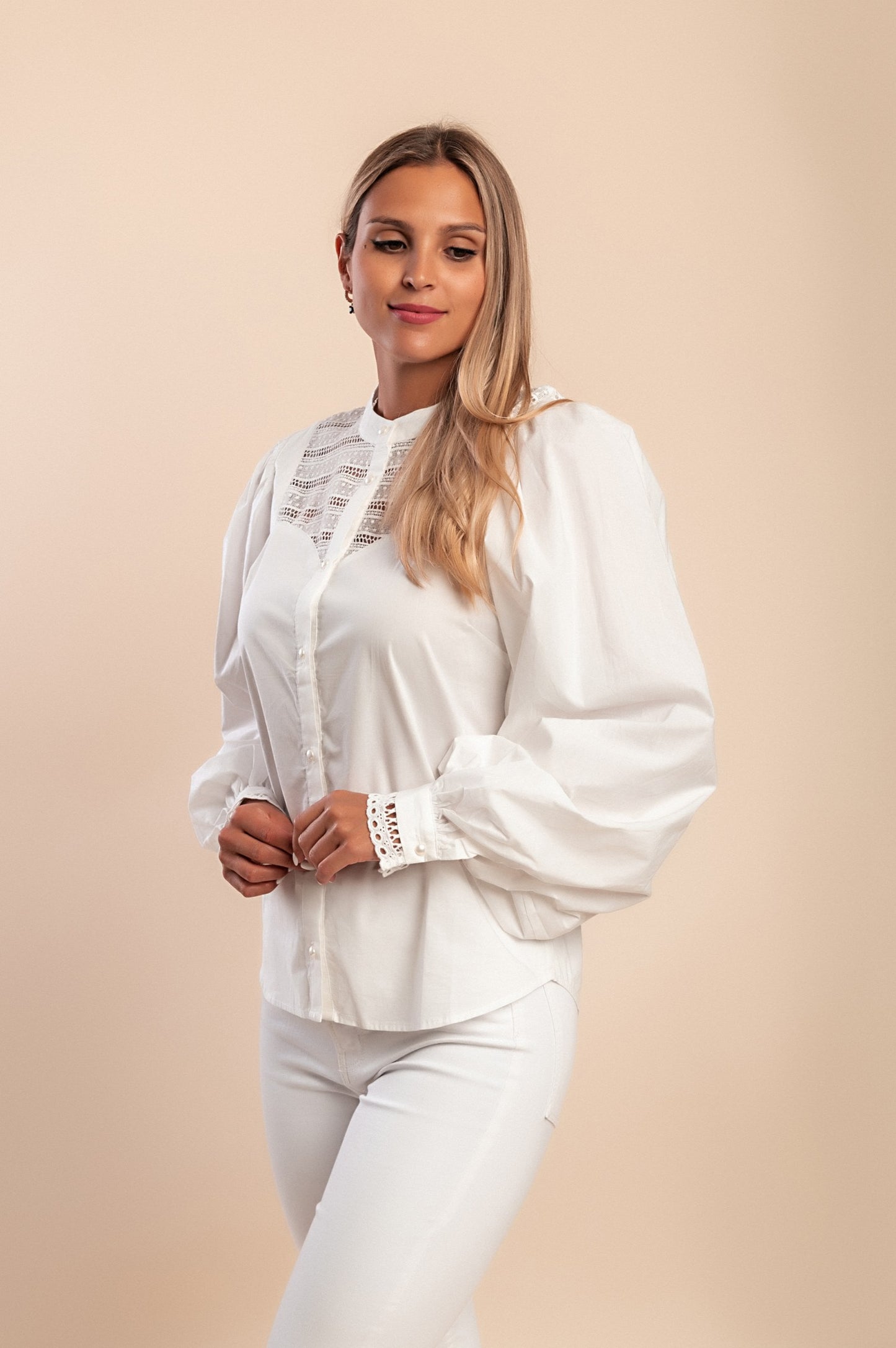 Camicia in cotone con pizzo, bianca