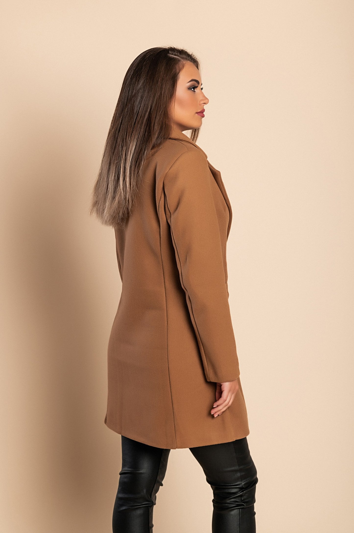 Cappotto elegante con un bottone, beige