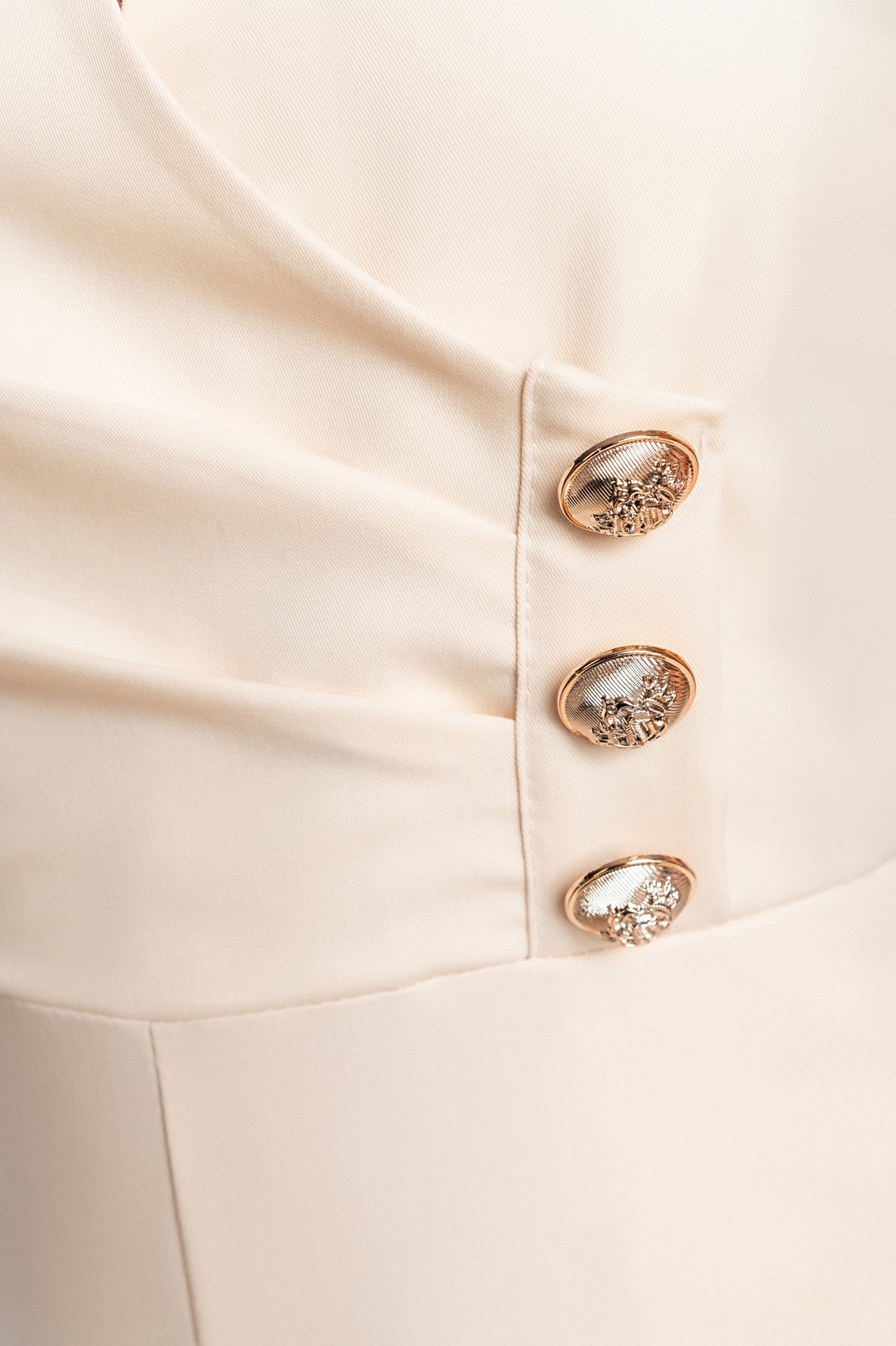 Tuta elegante con bottoni decorativi, beige