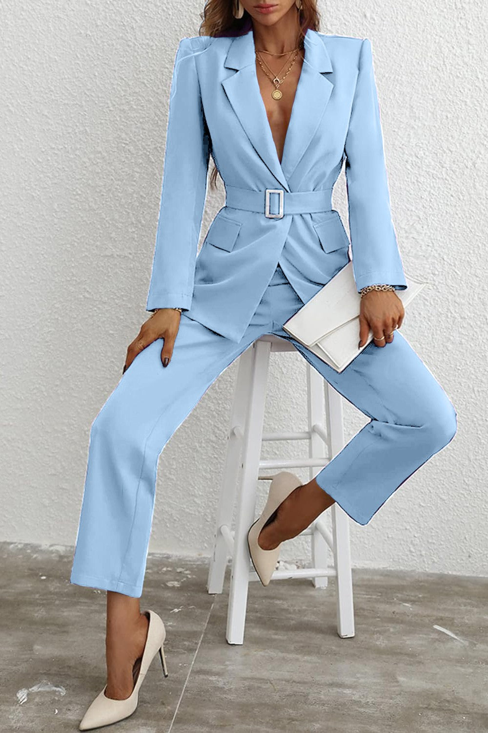 Tailleur pantalone elegante in tinta unita con cintura decorativa, azzurro