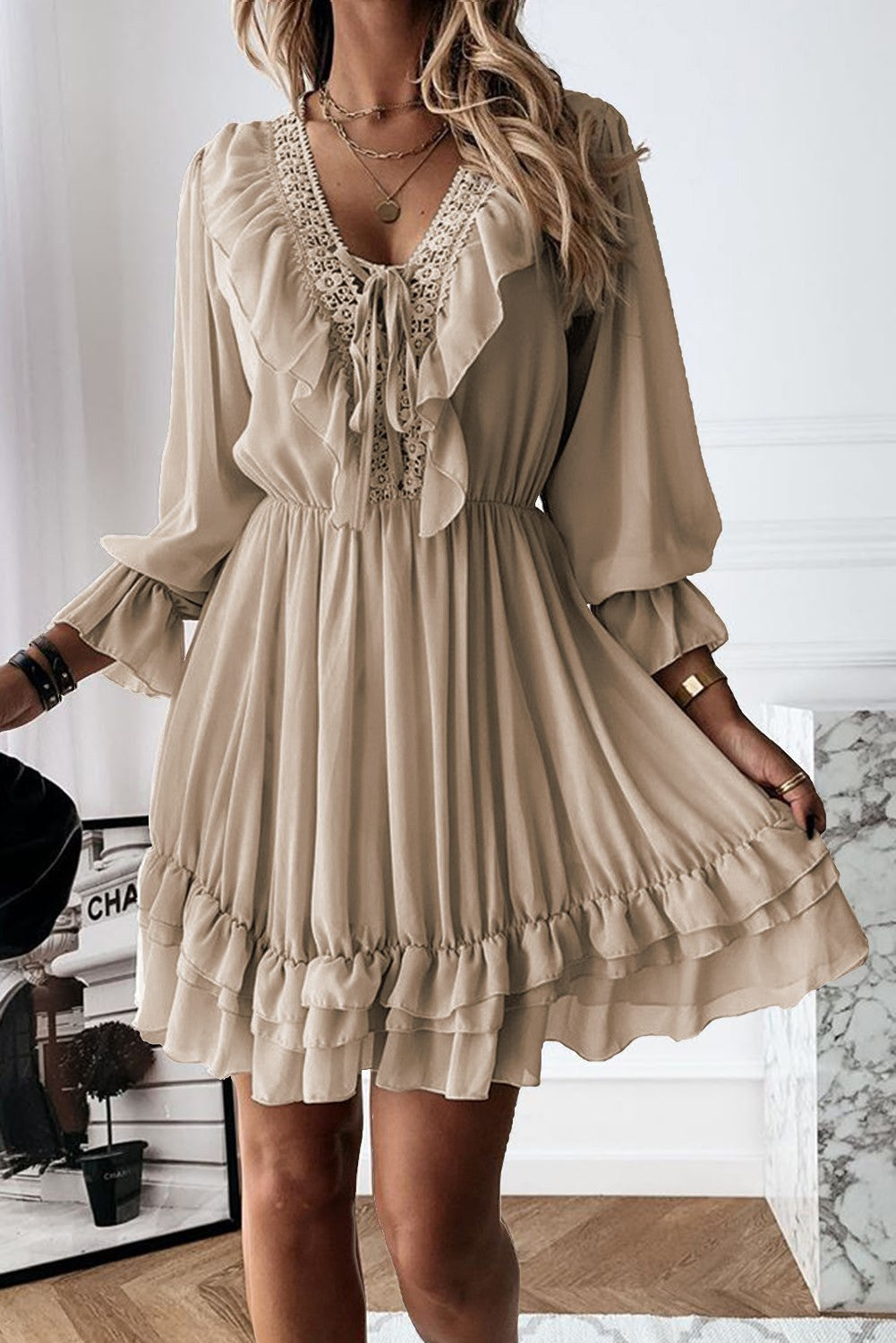 ELEGANTE ABITO CON SCOLLO A "V" , PIZZO E DETTAGLIO VOLANT CLEMENTINA, BEIGE