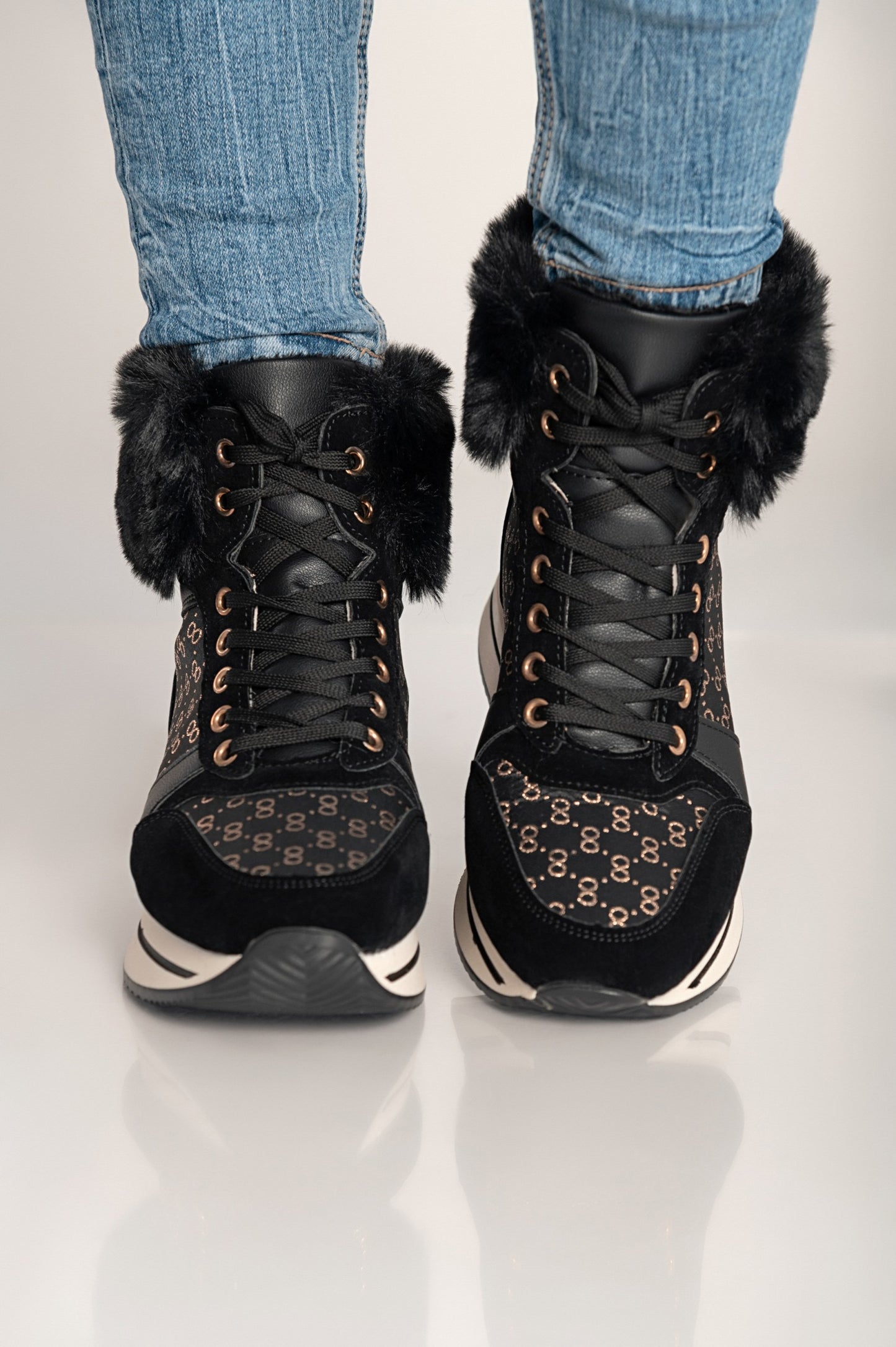 Sneaker fashion realizzata in similpelle e tessuto Alreya, nera