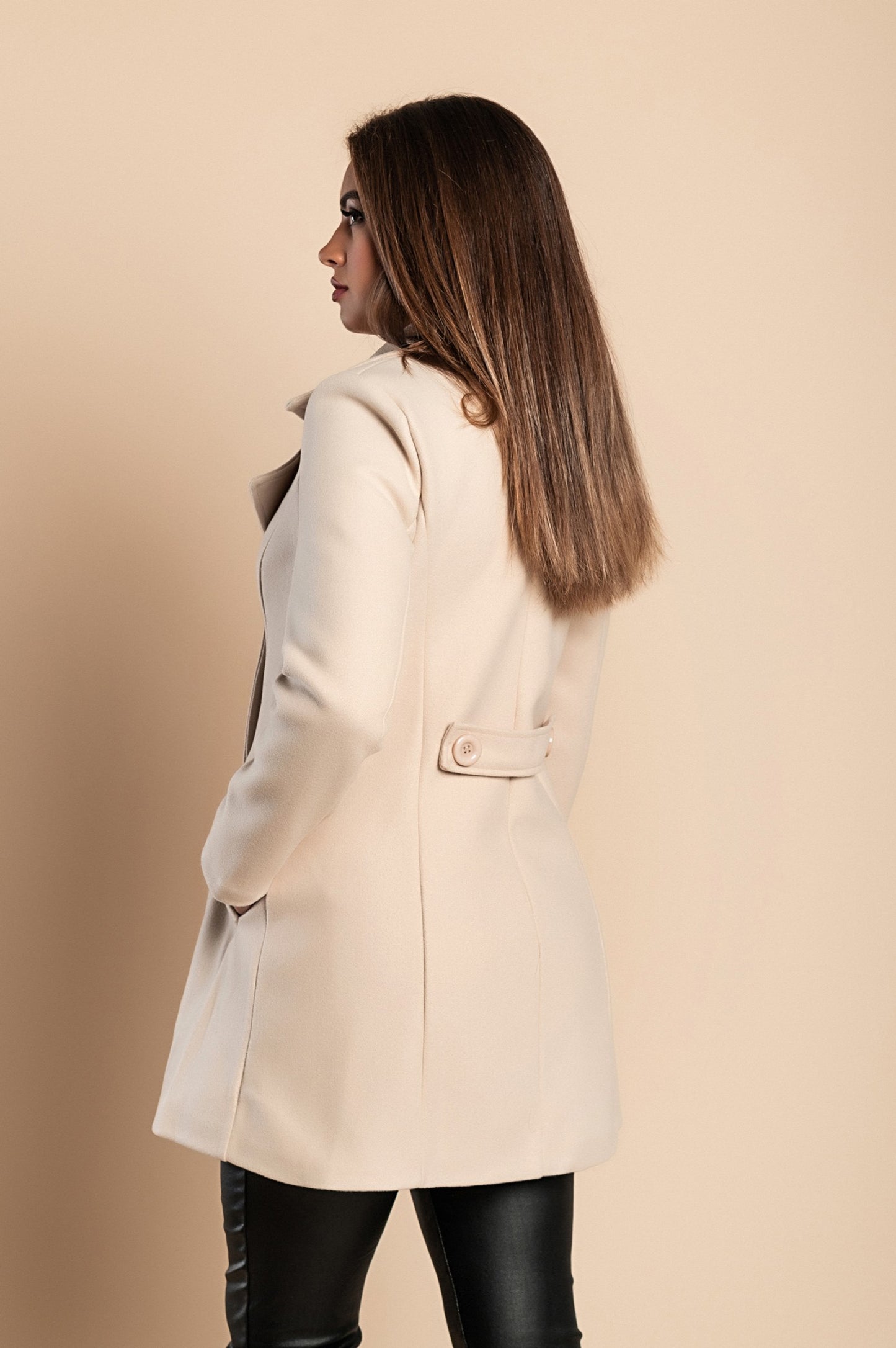 Cappotto elegante con bottoni, beige