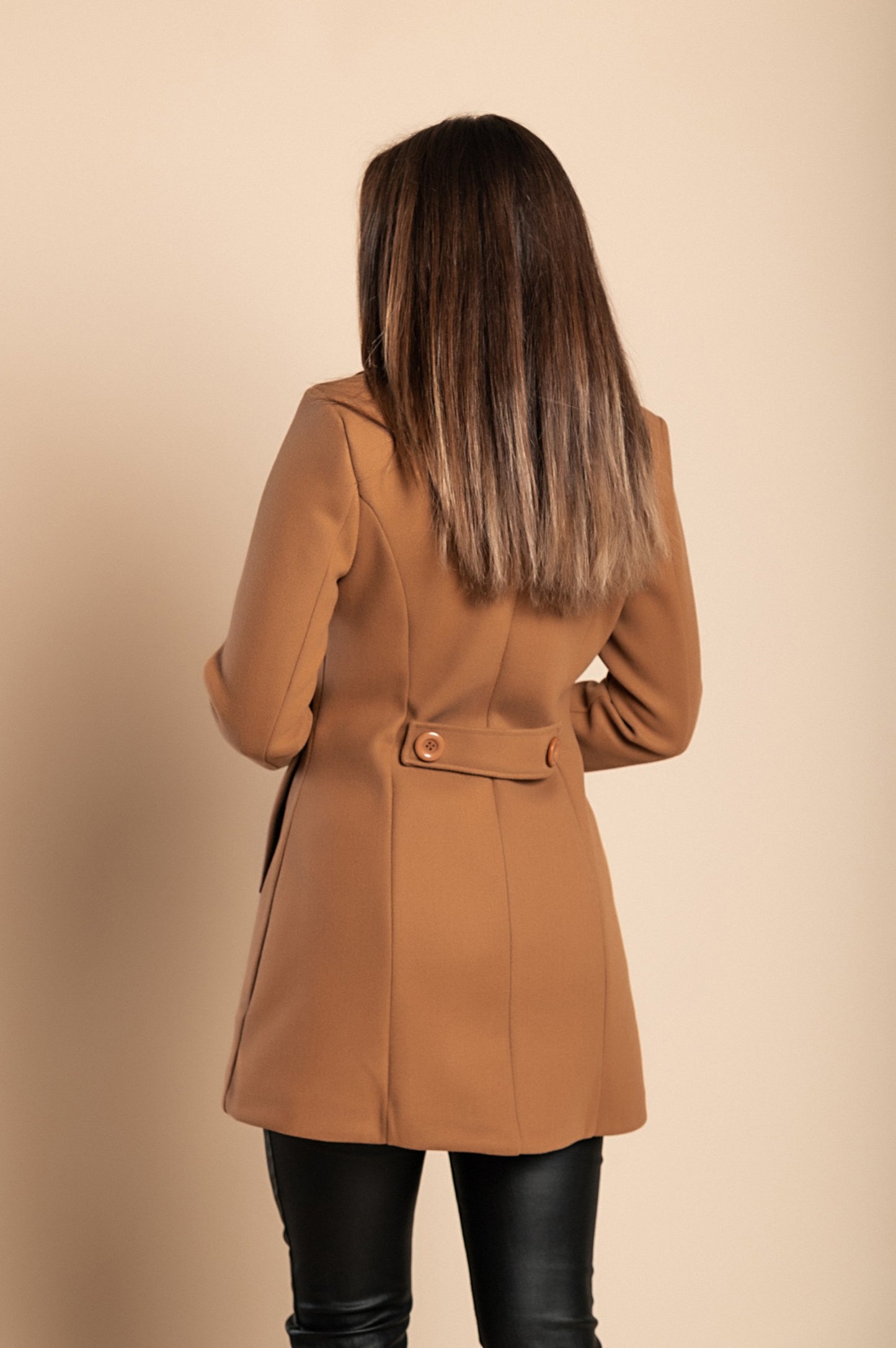 Cappotto elegante con bottoni, cammelli