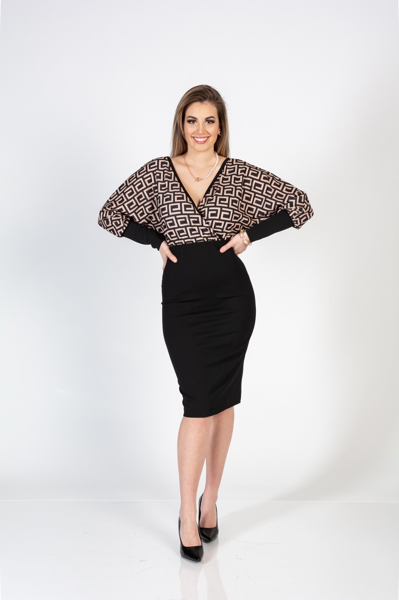 Elegante abito midi con stampa geometrica e scollo incrociato Sonda, nero