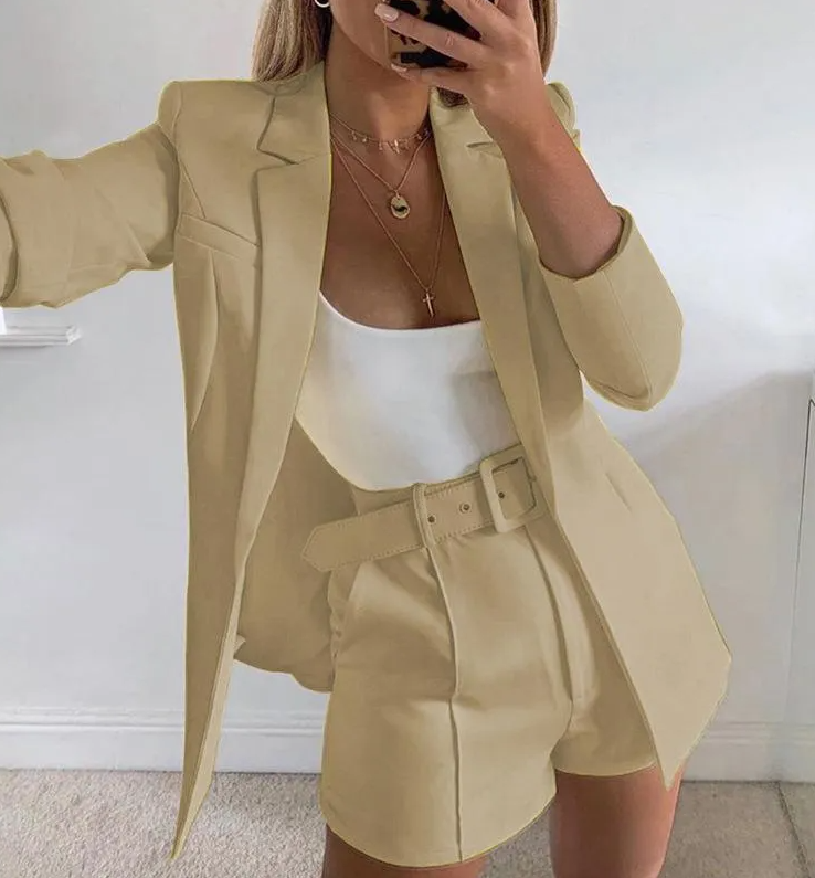 Completo giacca e pantaloni eleganti, beige