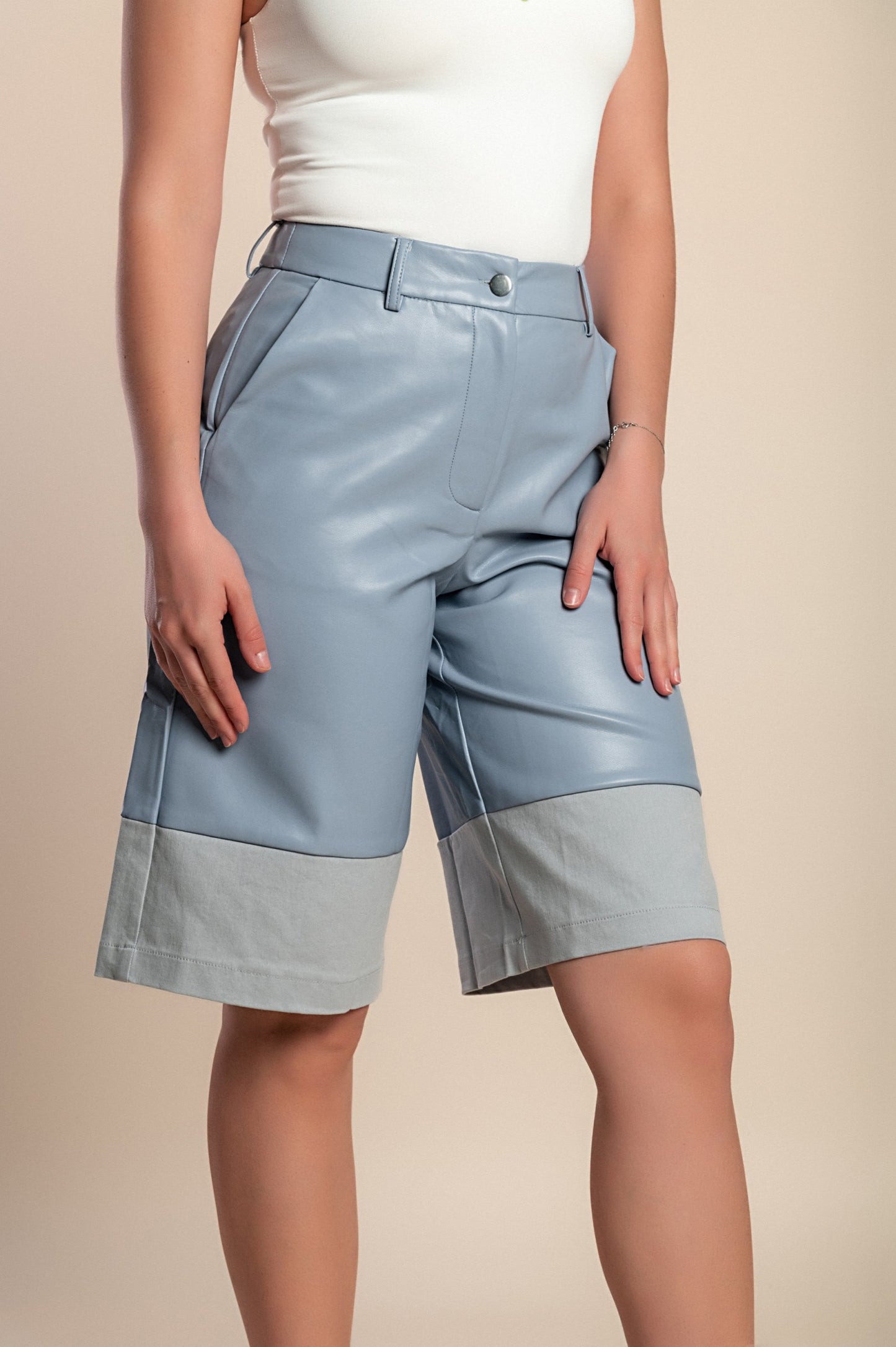 Pantaloni corti in pelle, azzurri