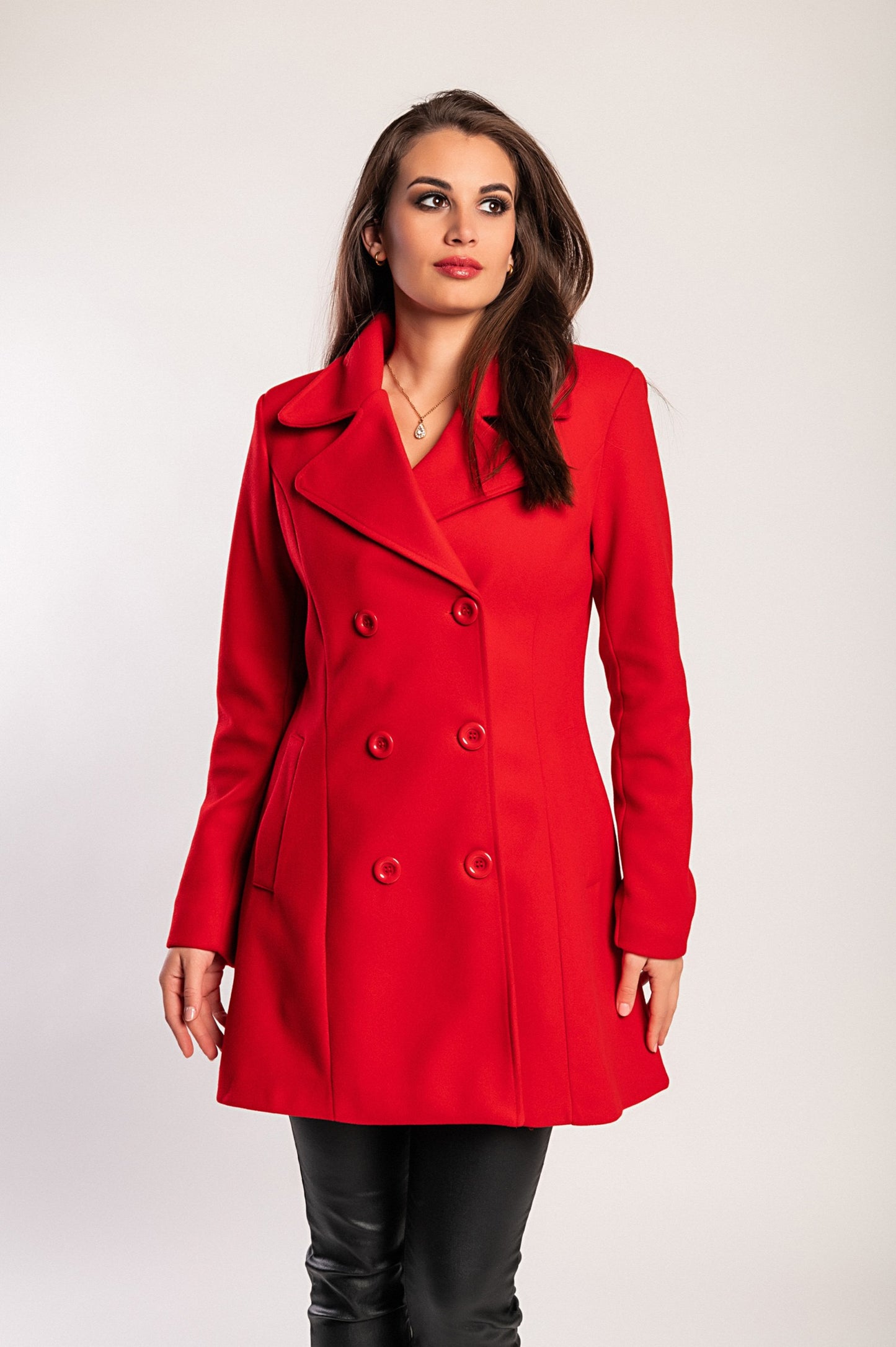 Cappotto elegante con bottoni, cammelli