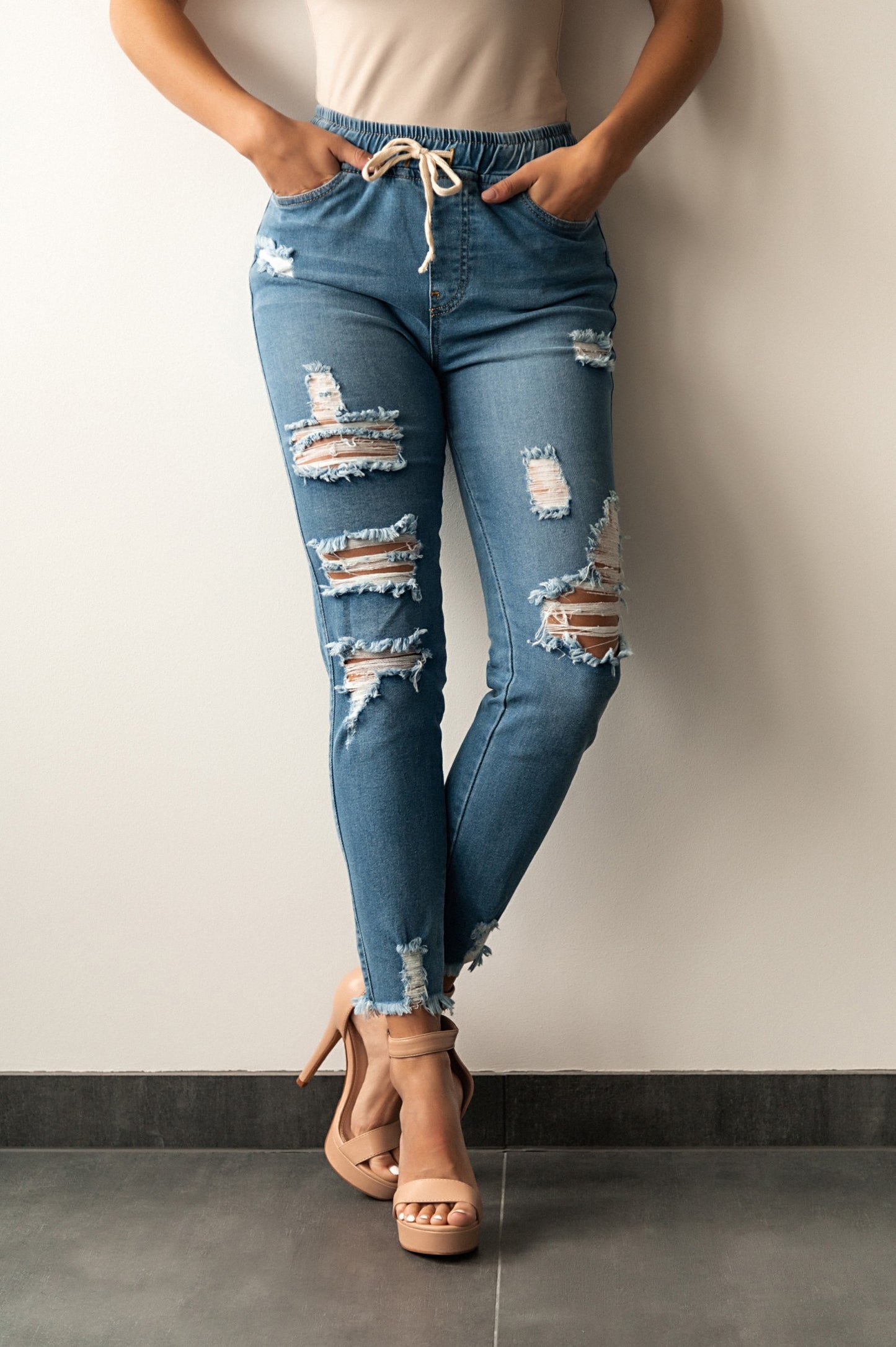 Jeans attillati a vita alta e spacchi Stefana, celeste