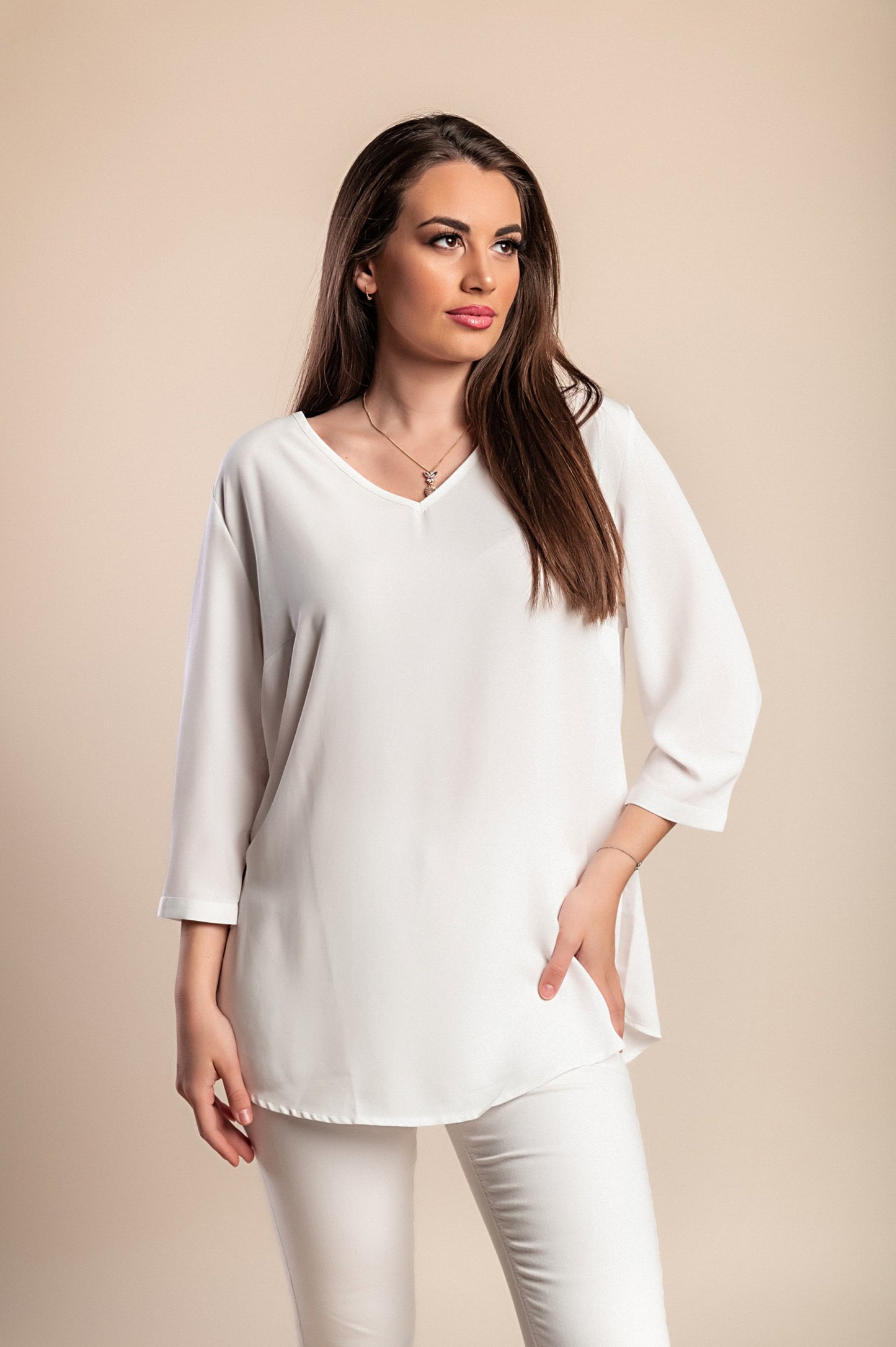 Camicetta taglie forti con scollo a "V", bianca