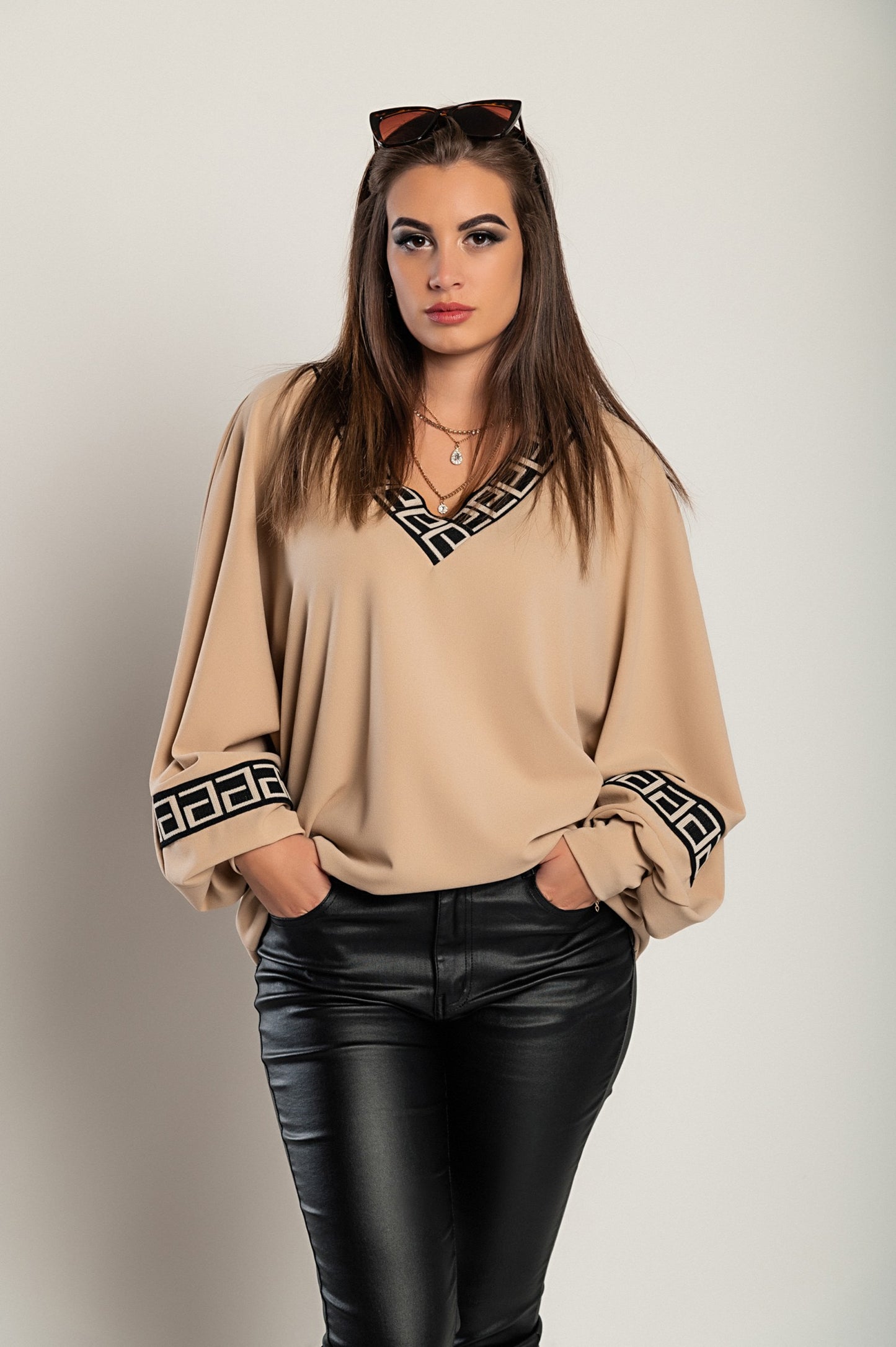 Top ampio con stampa geometrica, beige