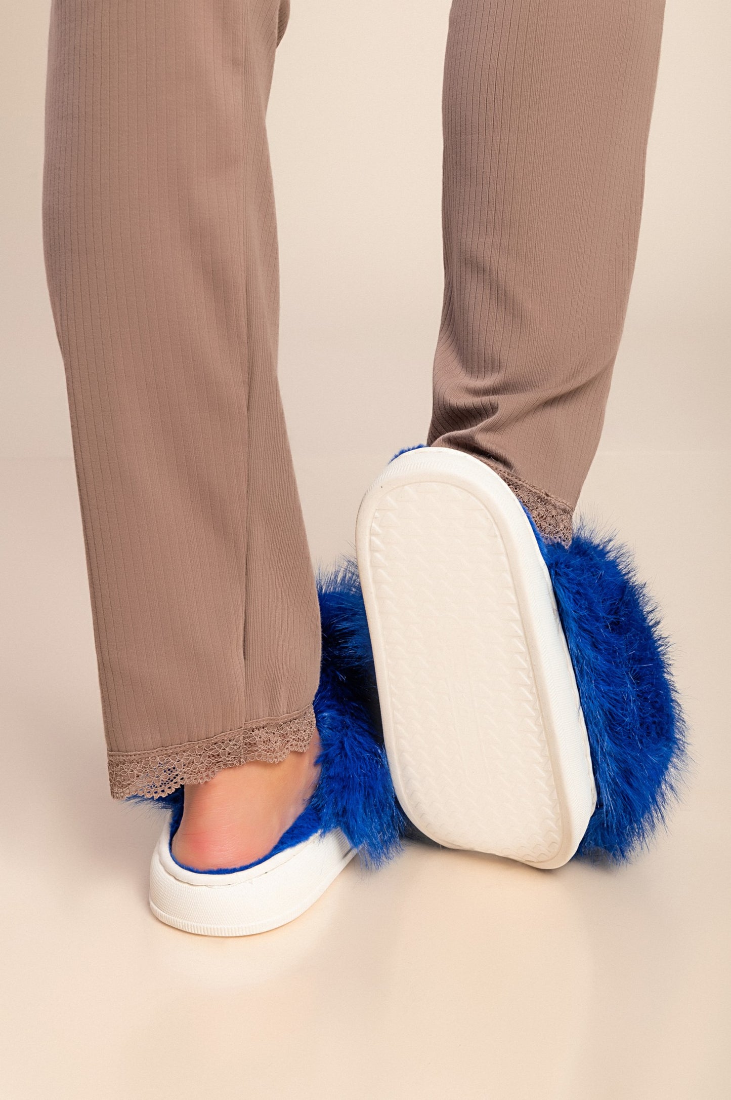 Pantofole con pelliccia artificiale, di colore azzurro