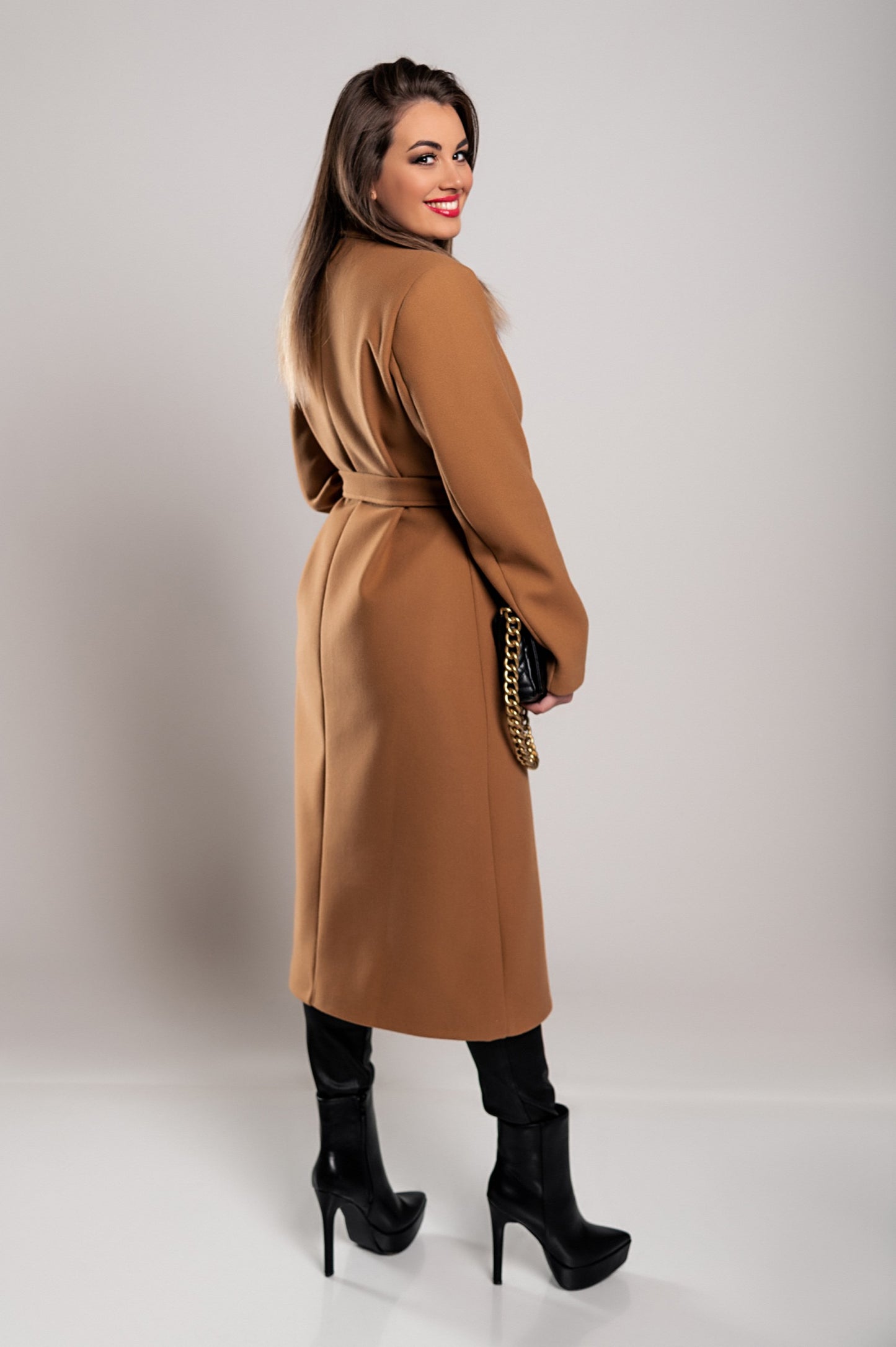 Elegante cappotto lungo con bottoni, color cammello