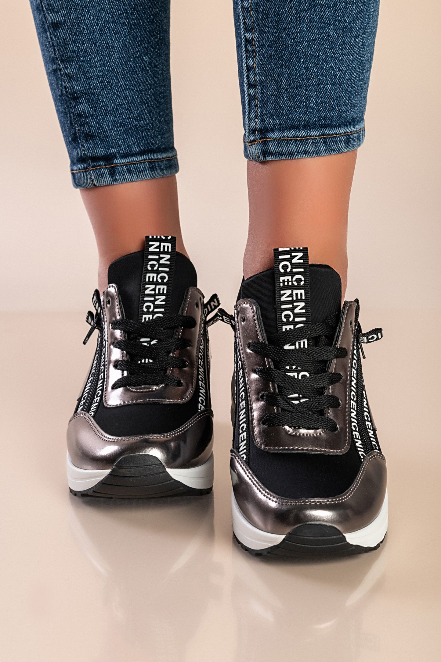 Sneaker alla moda con scritta, nere