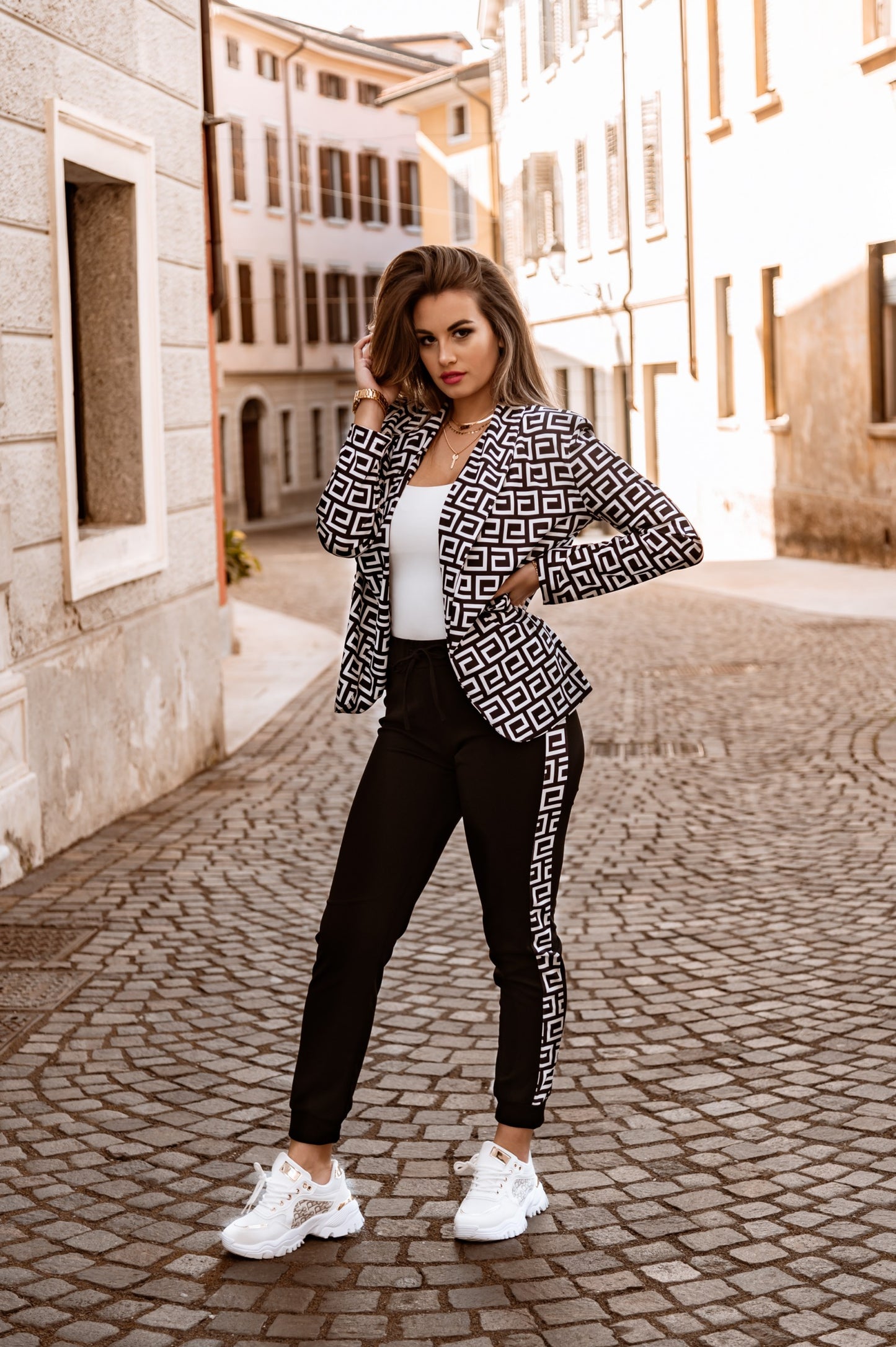 Completo pantalone con blazer elegante con stampa geometrica Nunzia, beige