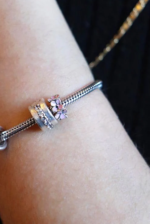 Ciondolo in argento con motivo floreale, rosa.