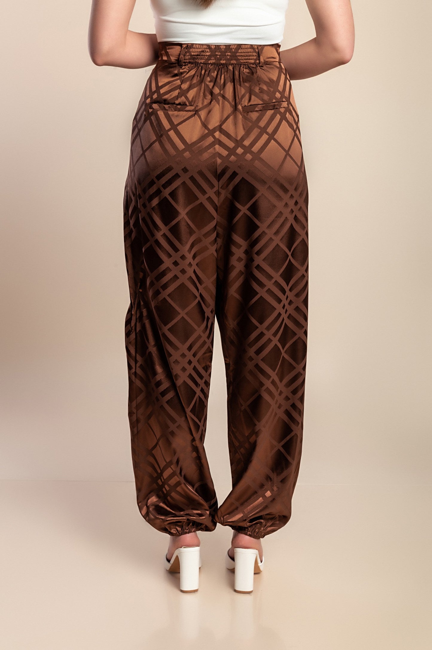 Pantaloni lunghi taglie forti in finto raso, marrone