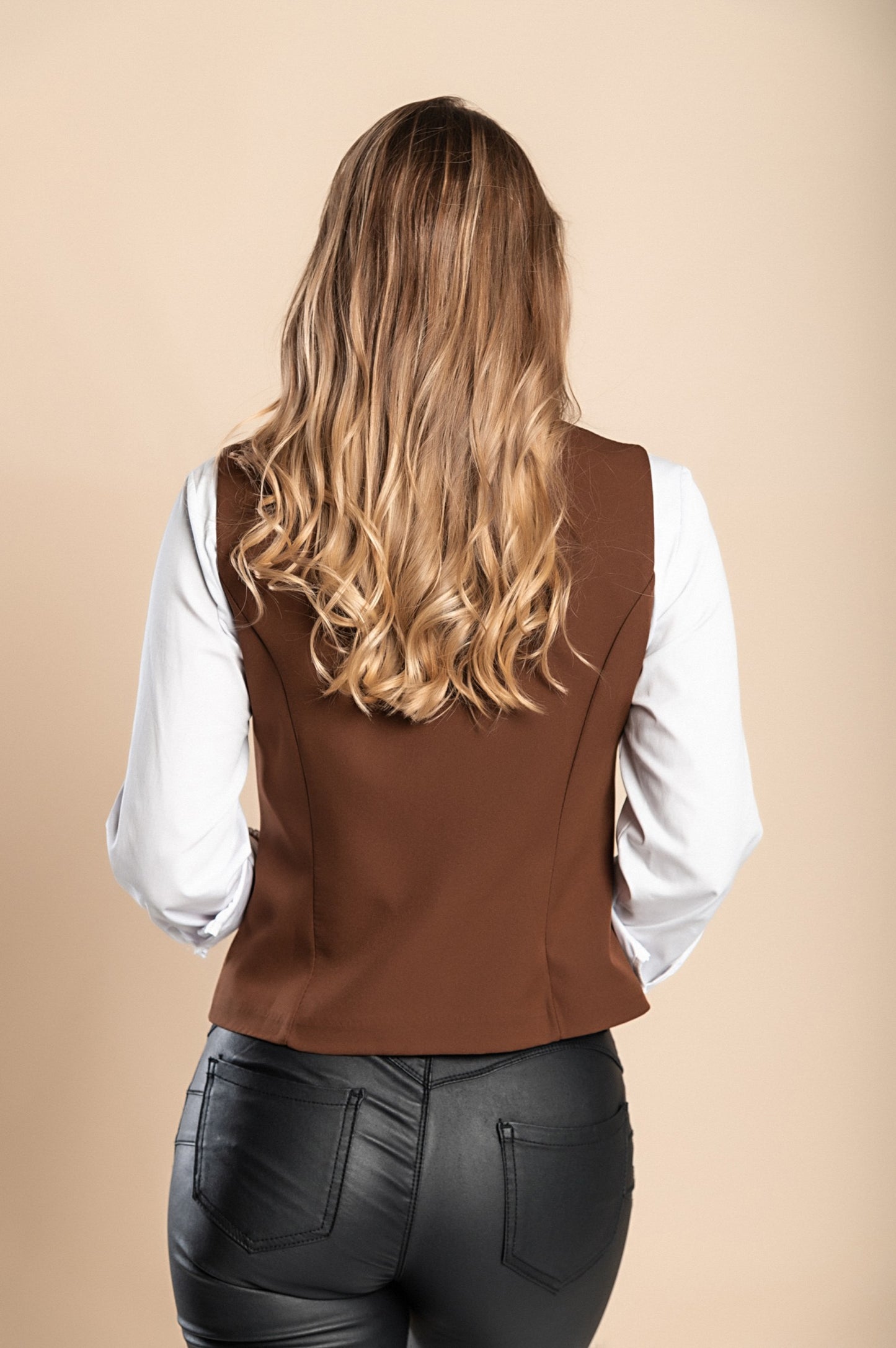 Gilet elegante con bottoni 8931, marrone
