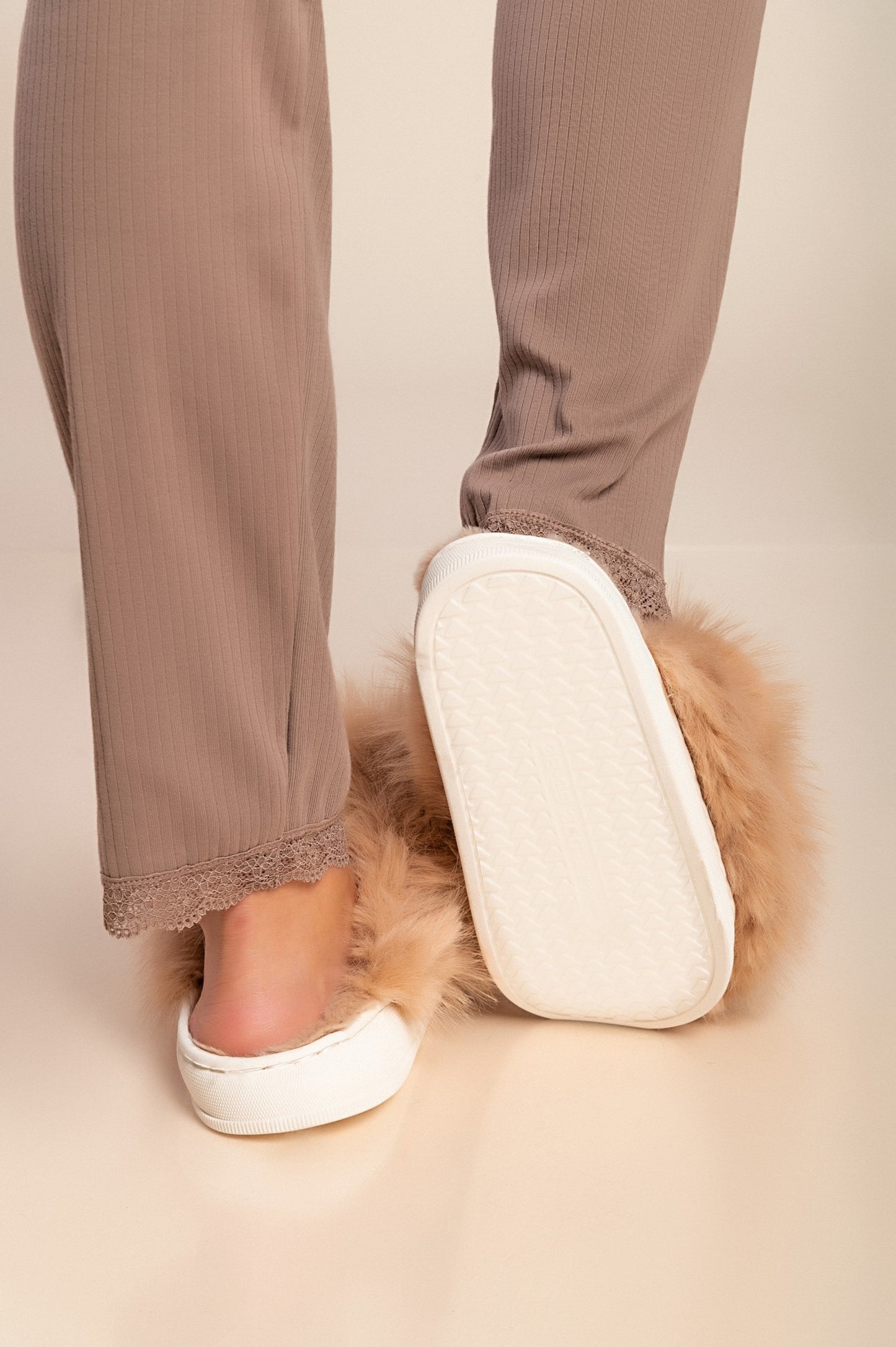 Pantofole con pelliccia artificiale, di colore azzurro
