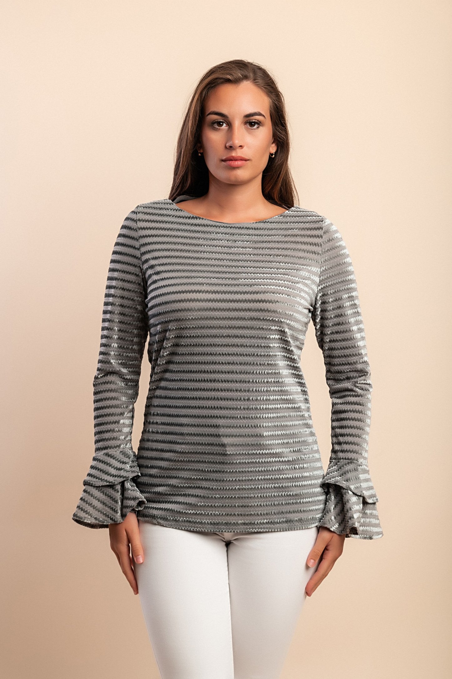 Top elegante con volant, grigio