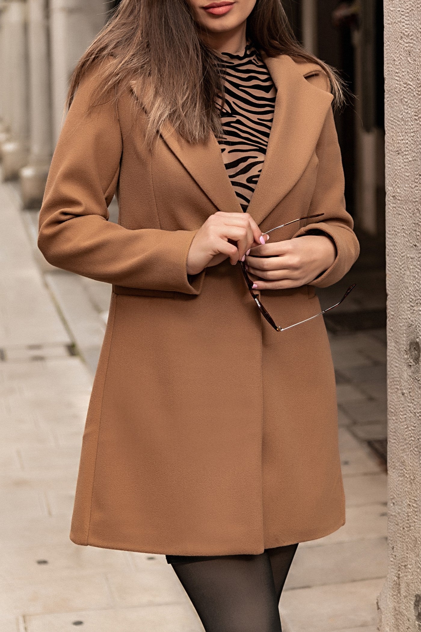 Cappotto elegante con un bottone, beige