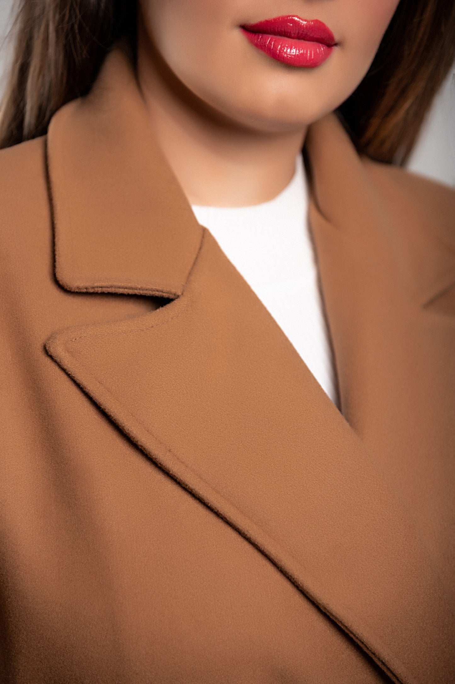 Elegante cappotto lungo con bottoni, color cammello