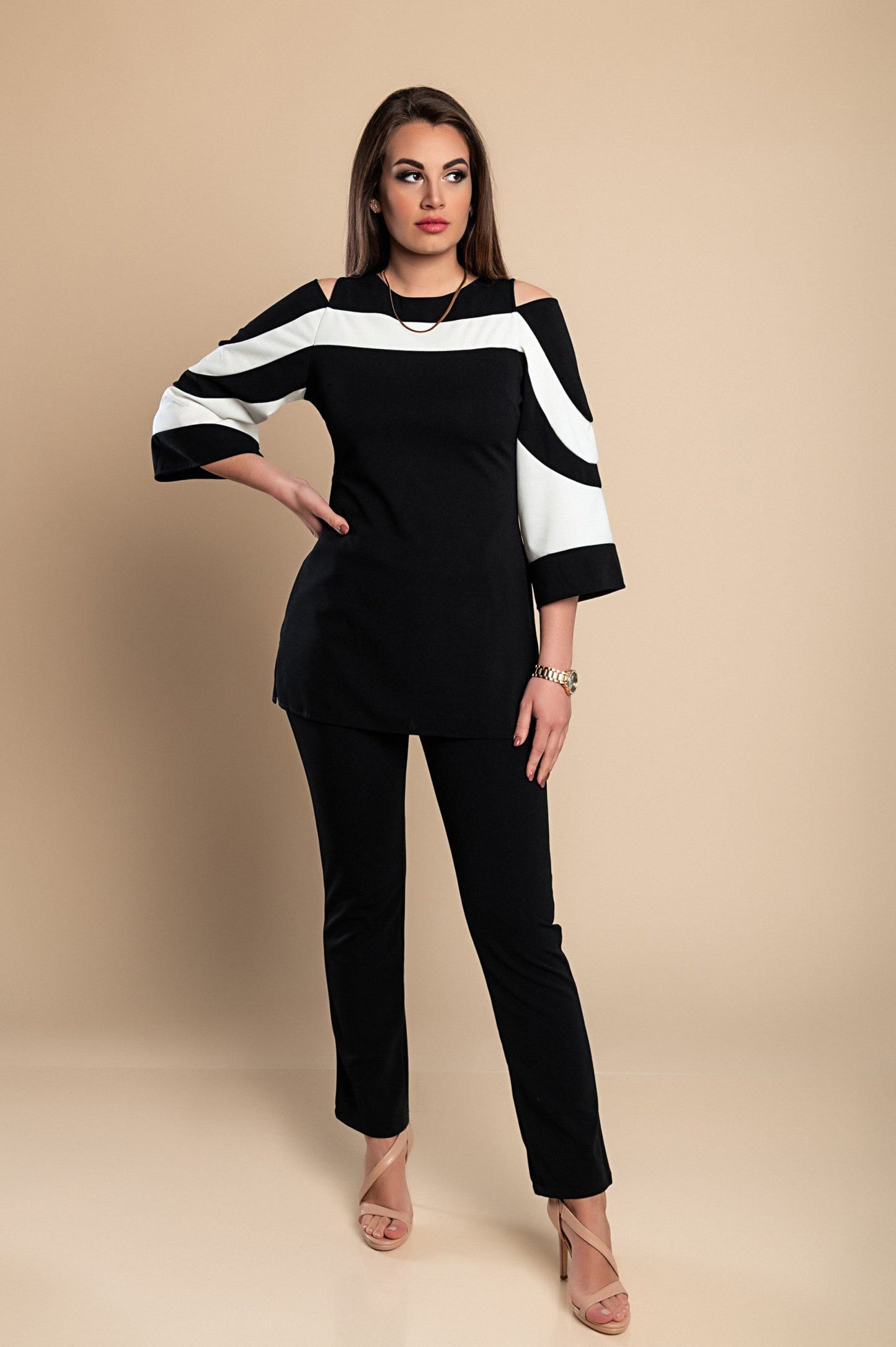 Competo elegante top con maniche a campana e pantaloni, nero