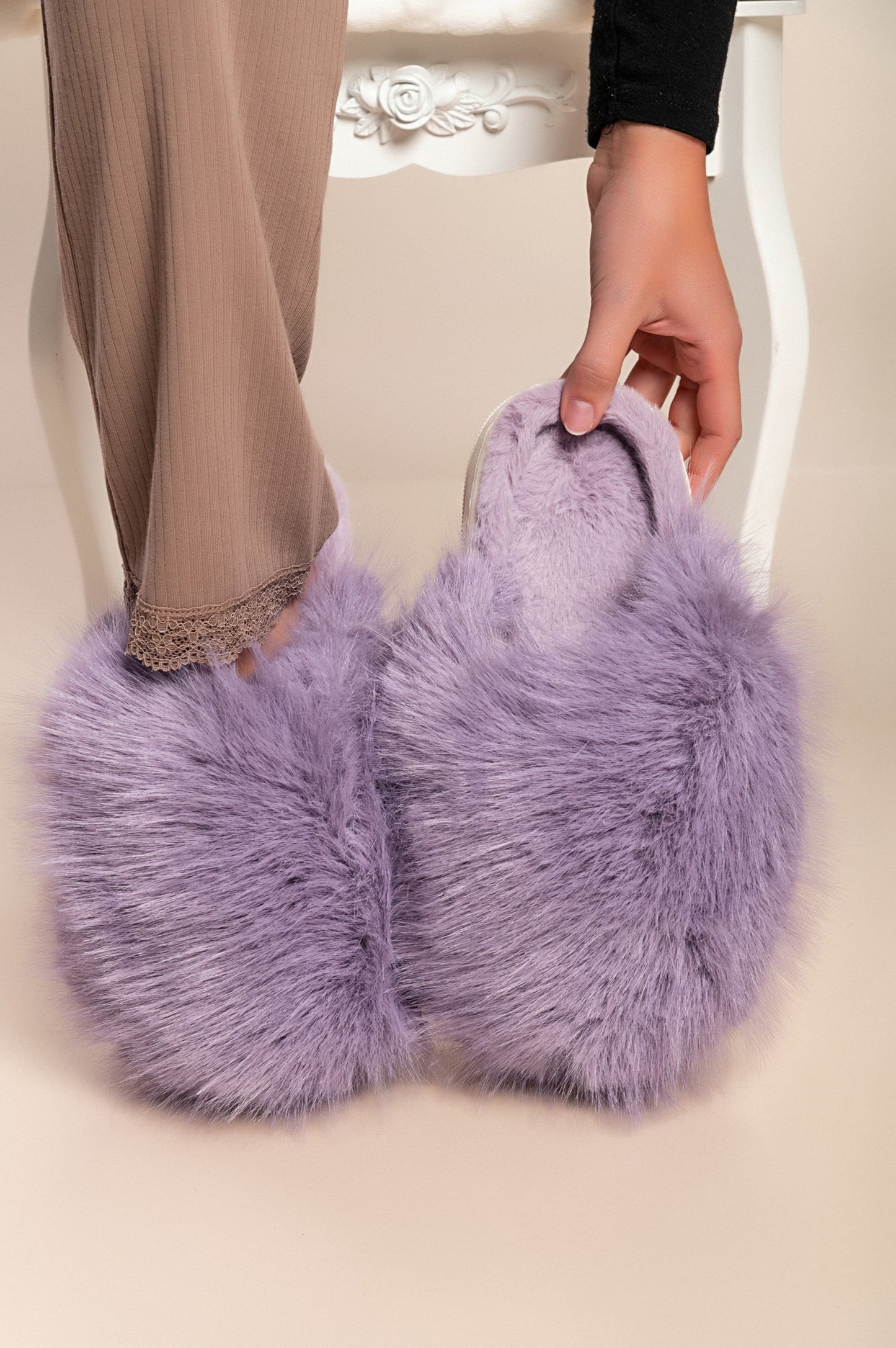 Pantofole con pelliccia artificiale, di colore azzurro
