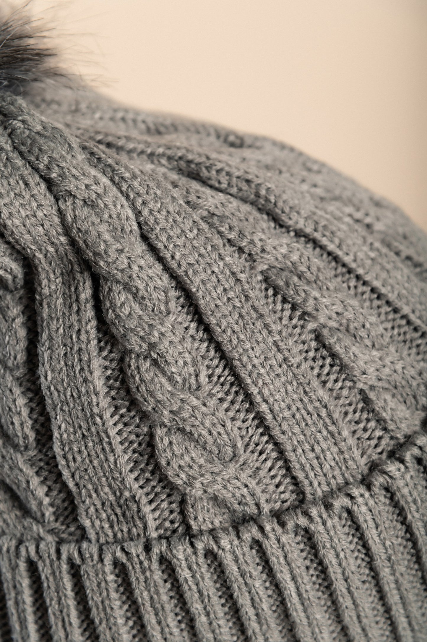 Cappello lavorato a maglia con pompon in pelliccia sintetica, grigio scuro