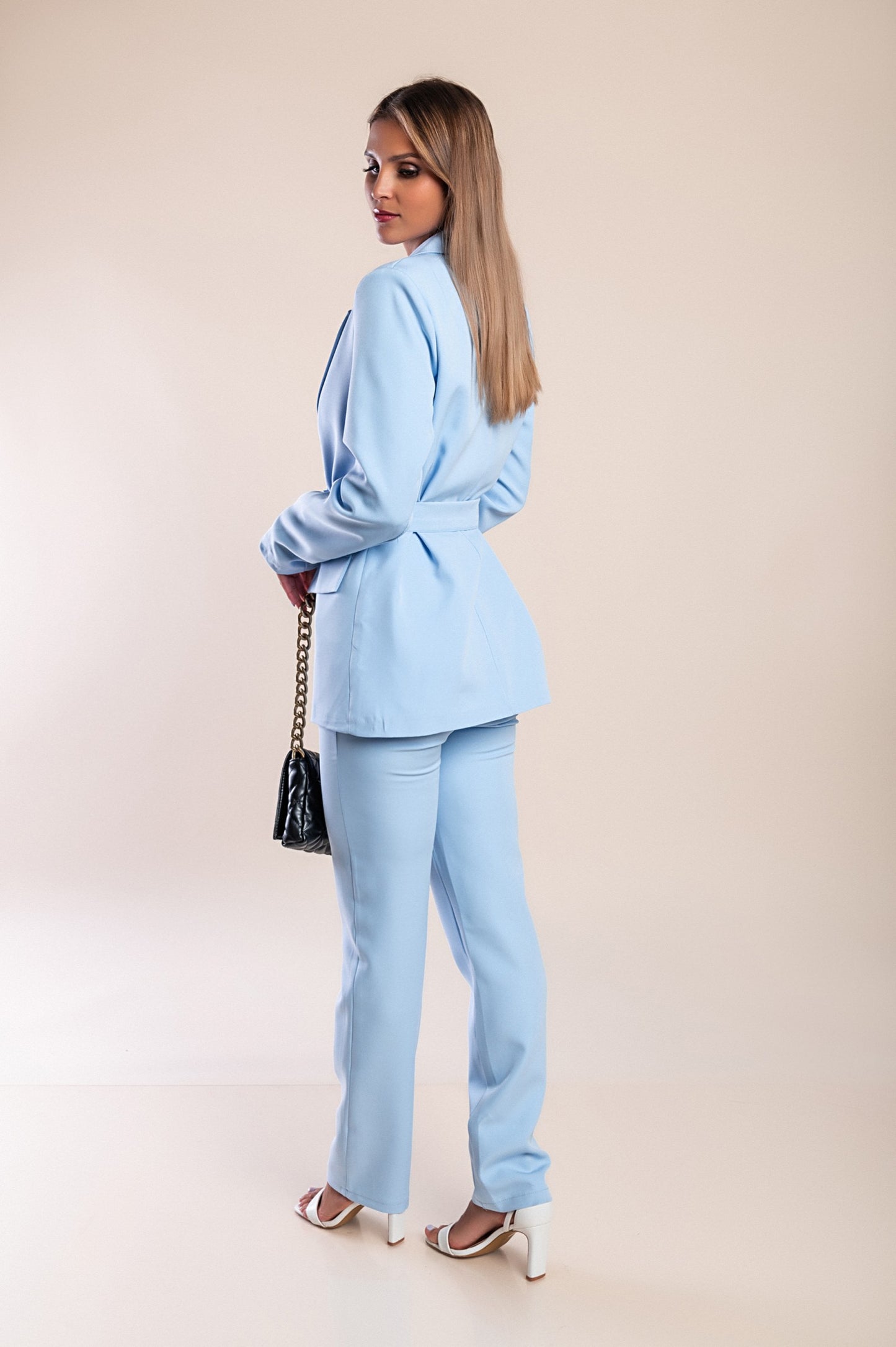 Tailleur pantalone elegante in tinta unita con cintura decorativa, azzurro