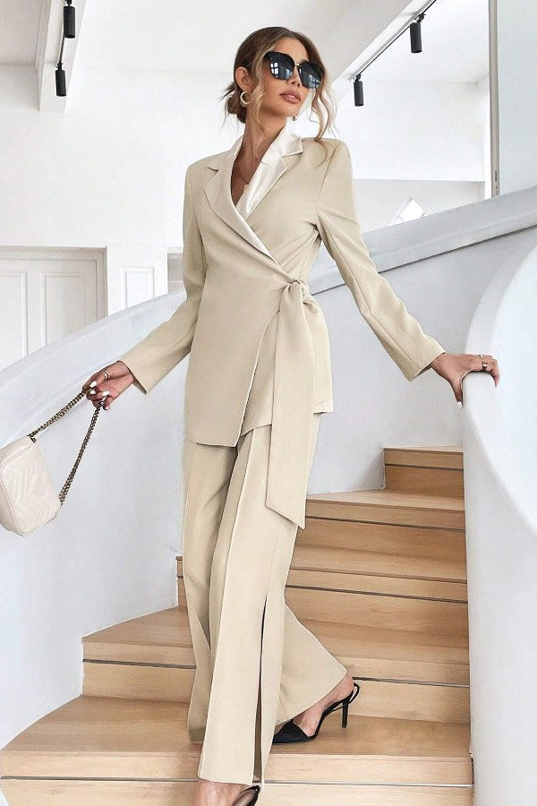 Completo giacca e pantaloni eleganti, beige