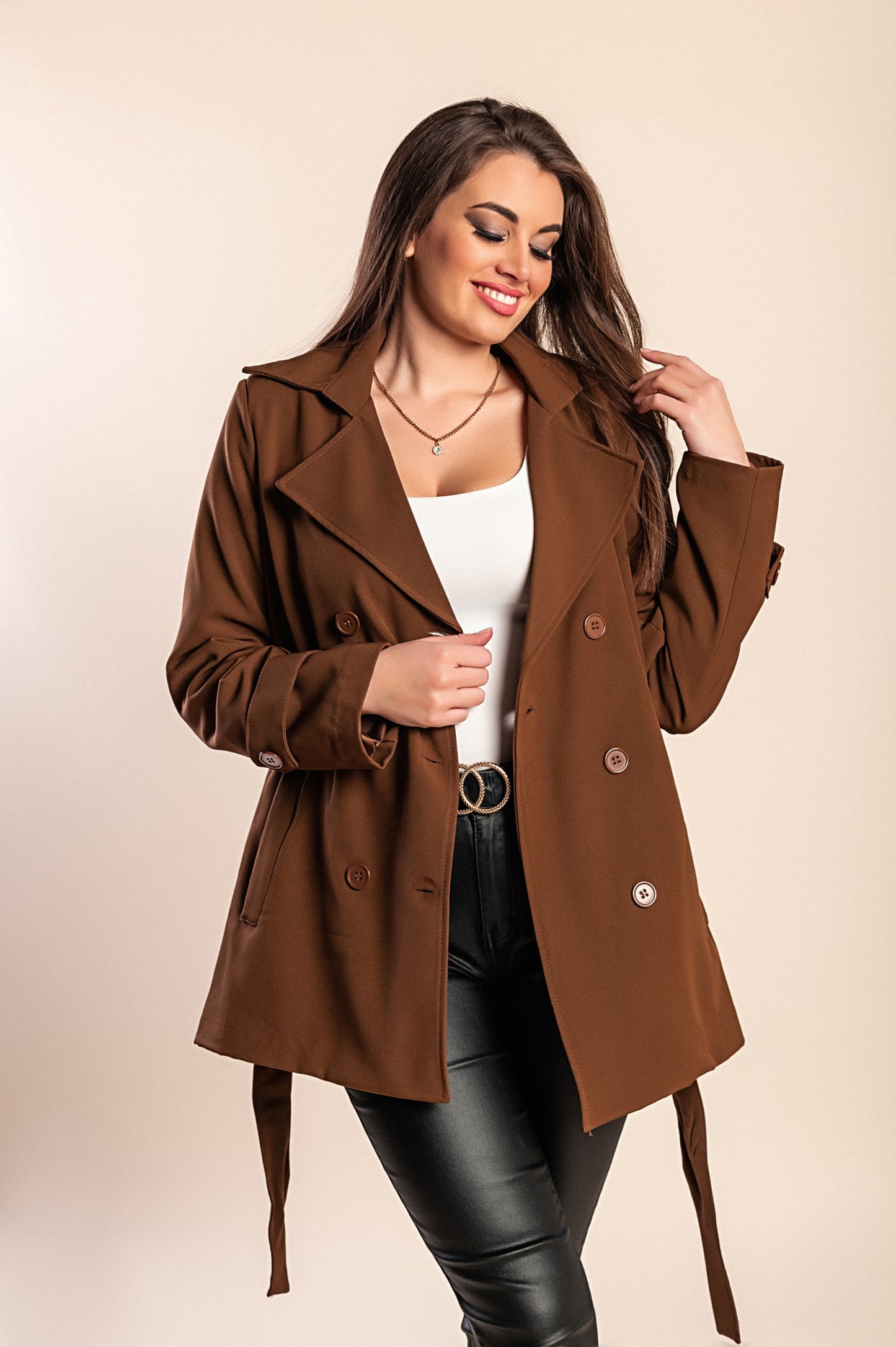 Elegante trench corto con bottoni, bordeaux