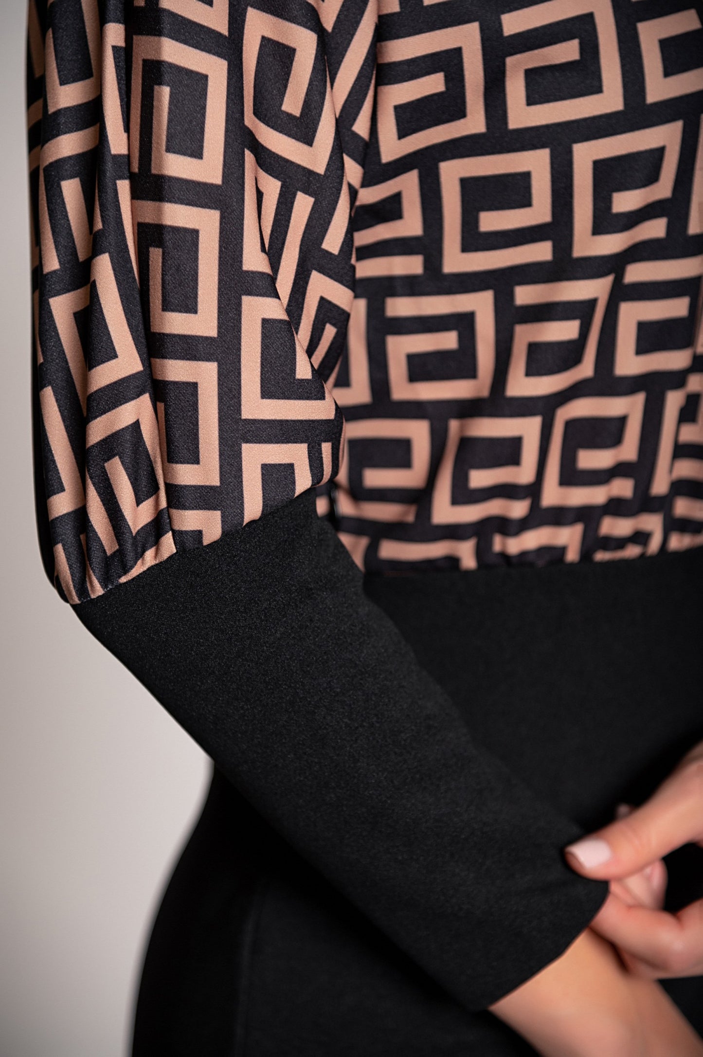 Elegante mini abito con stampa geometrica Lenta, nero