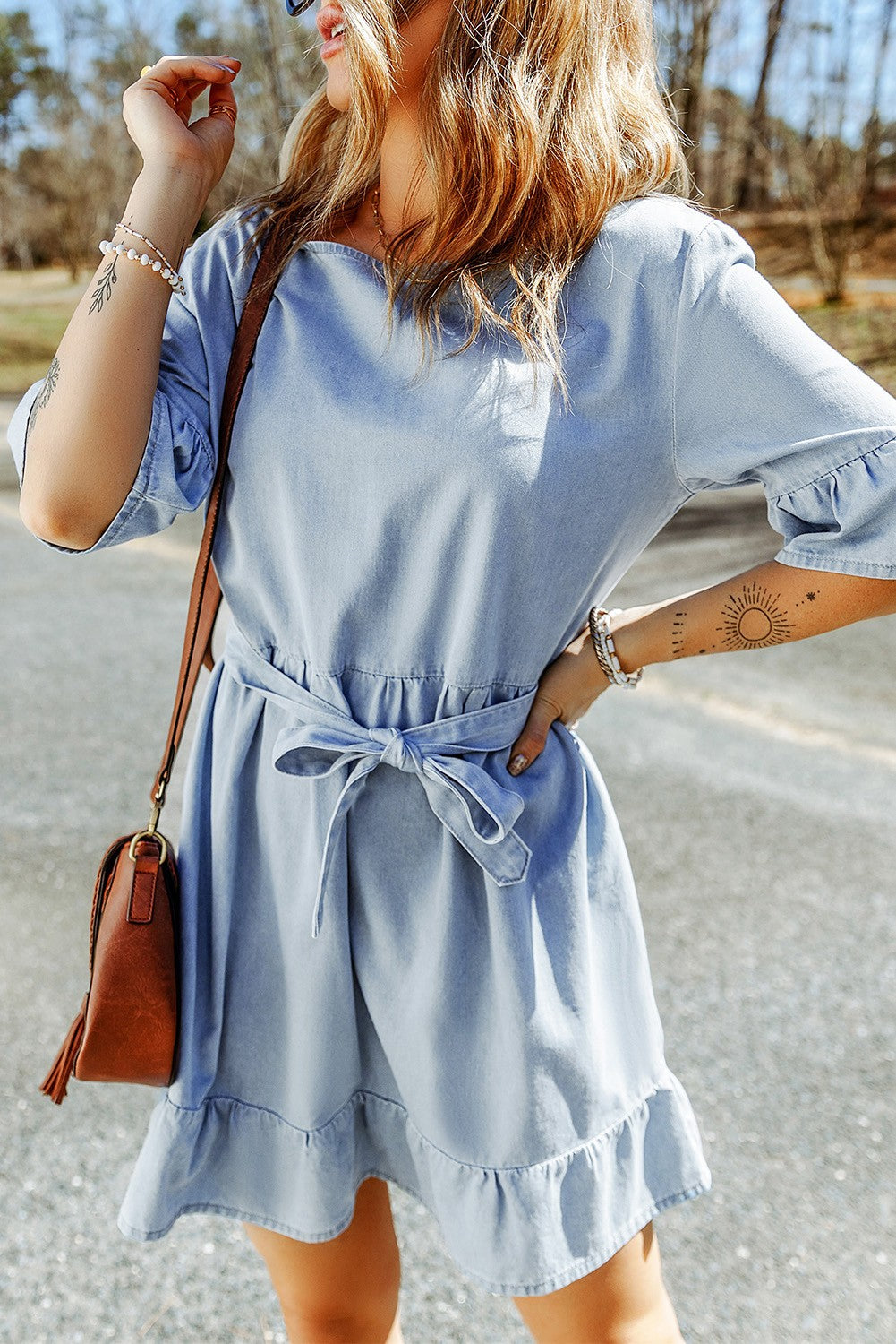 Mini abito in denim con volant, azzurro