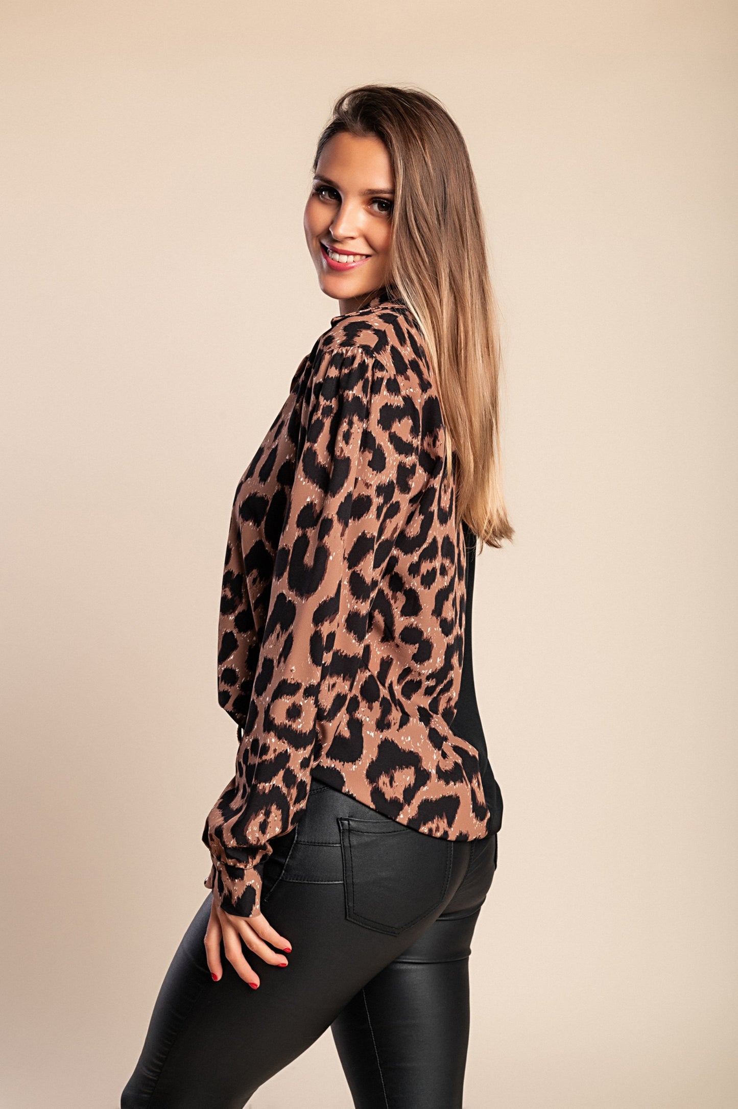 Camicia elegante con stampa leopardata, nero/leopardo
