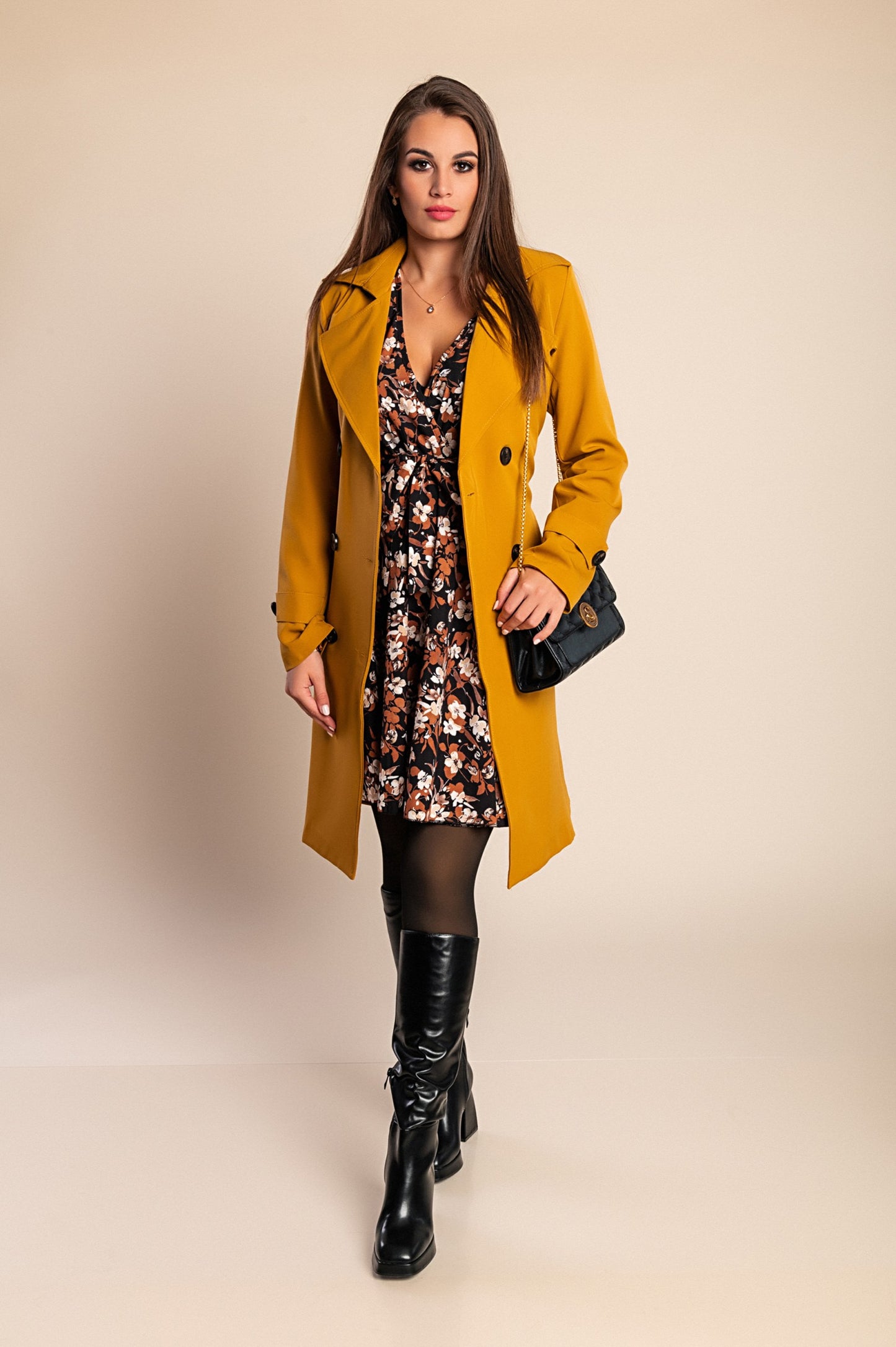 Elegante trench con bottoni, beige