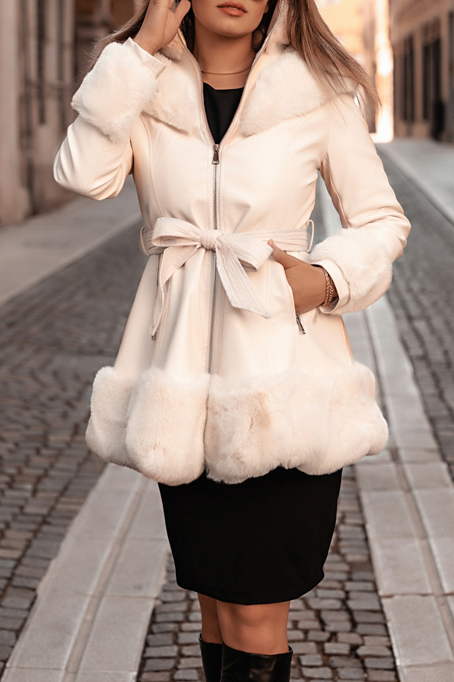 Cappotto elegante con ecopelliccia Palancia, bianco