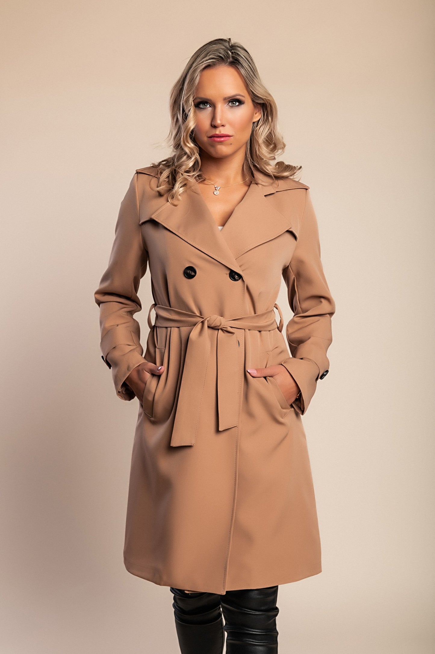 Elegante trench con bottoni, beige