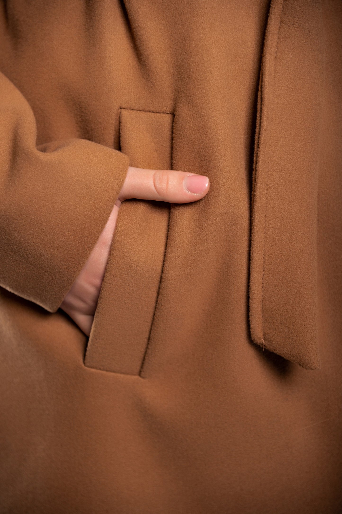 Elegante cappotto lungo con bottoni, color cammello