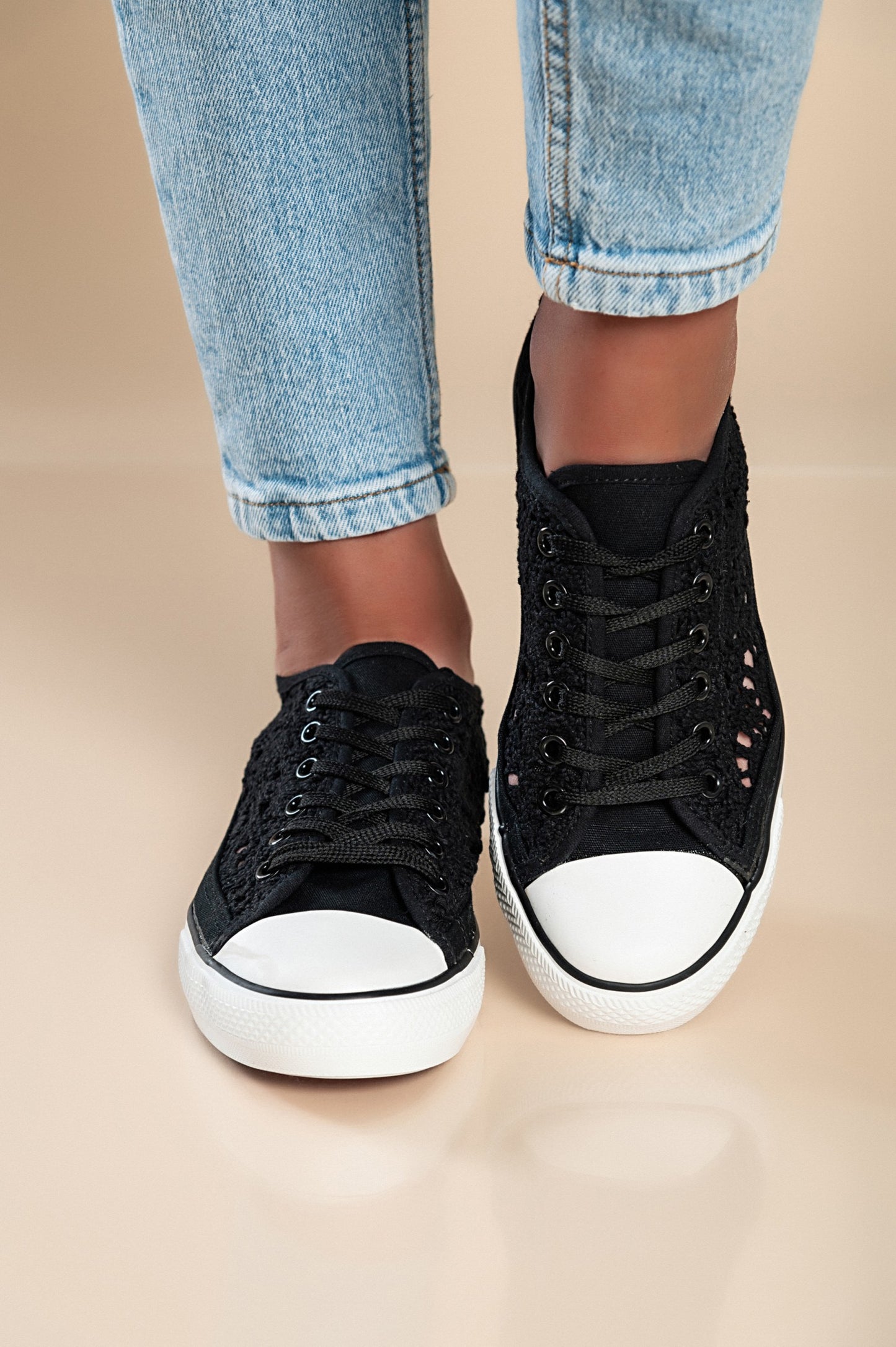 Sneakers alla moda con tomaia in pizzo, colore bianco