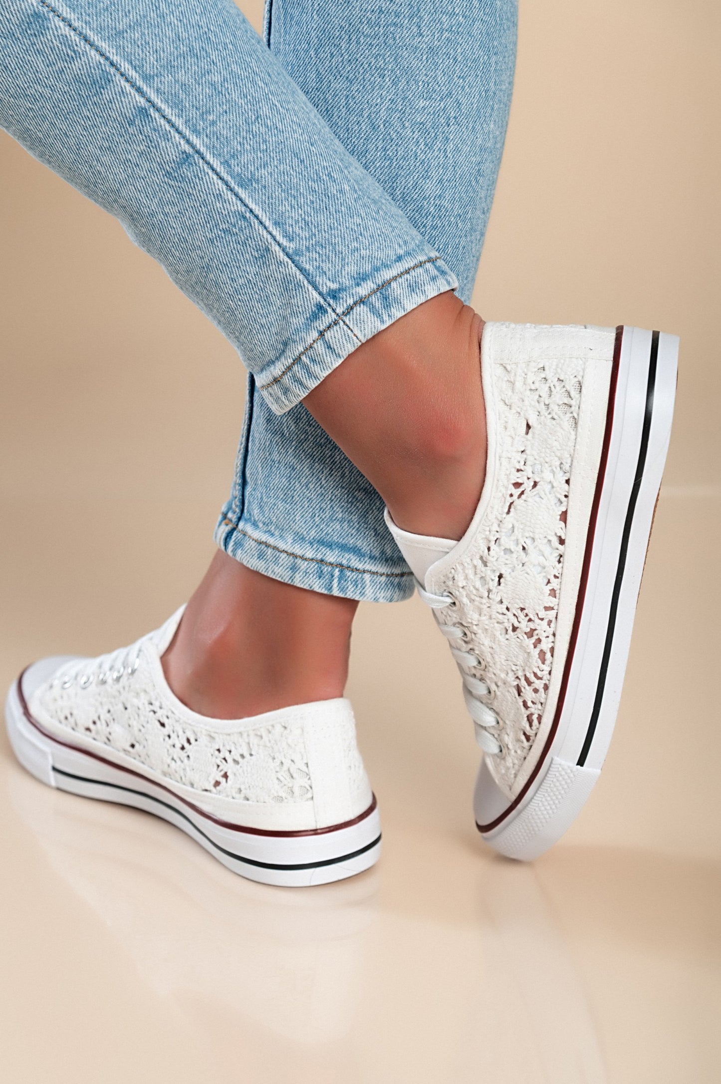 Sneakers alla moda con tomaia in pizzo, colore bianco